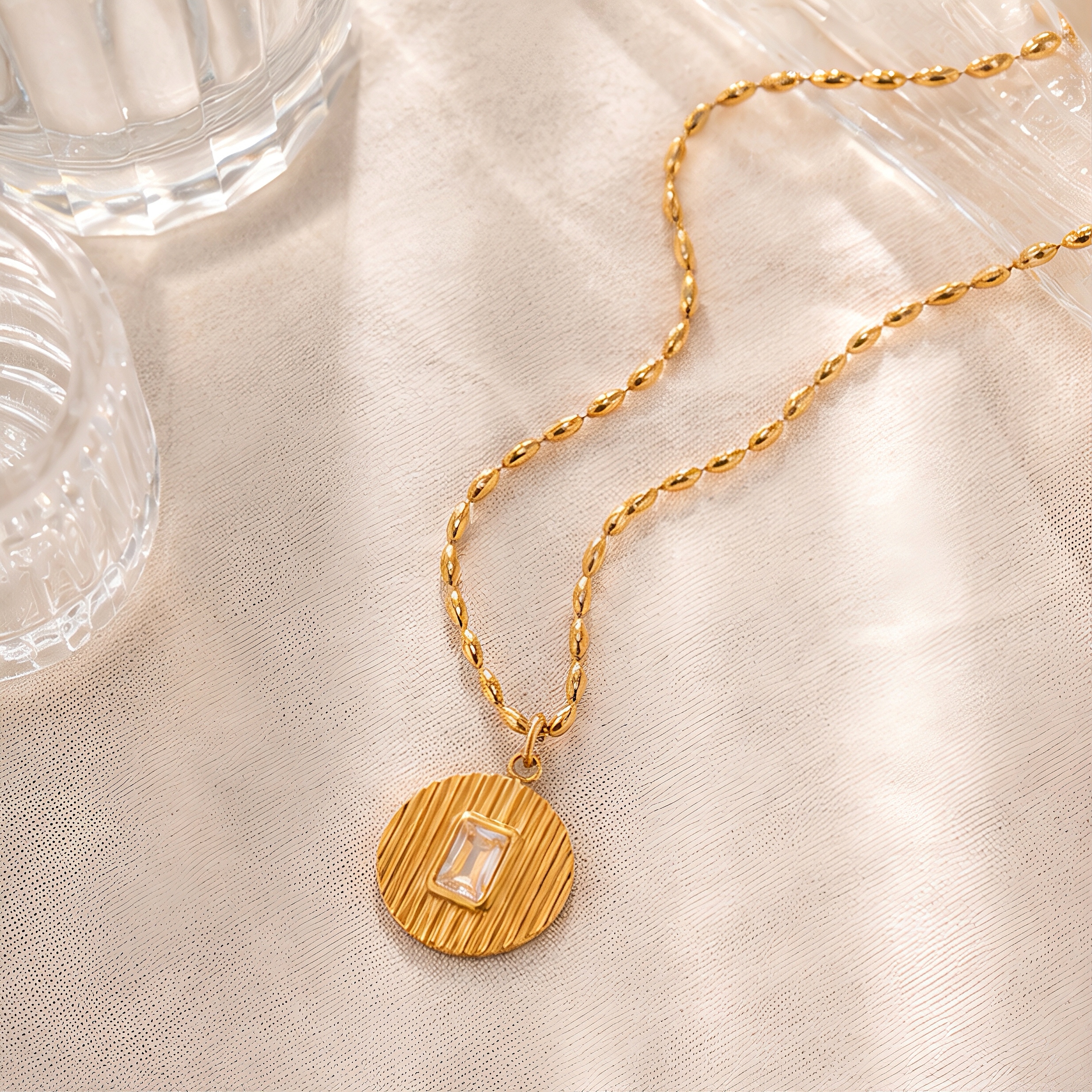 French vertical pattern square diamond stainless steel gold-plated necklace, retro rice-grain oval chain, light luxury commuting collarbone chain, high-end feel, versatile, layering without fading, gift jewelry Specification image