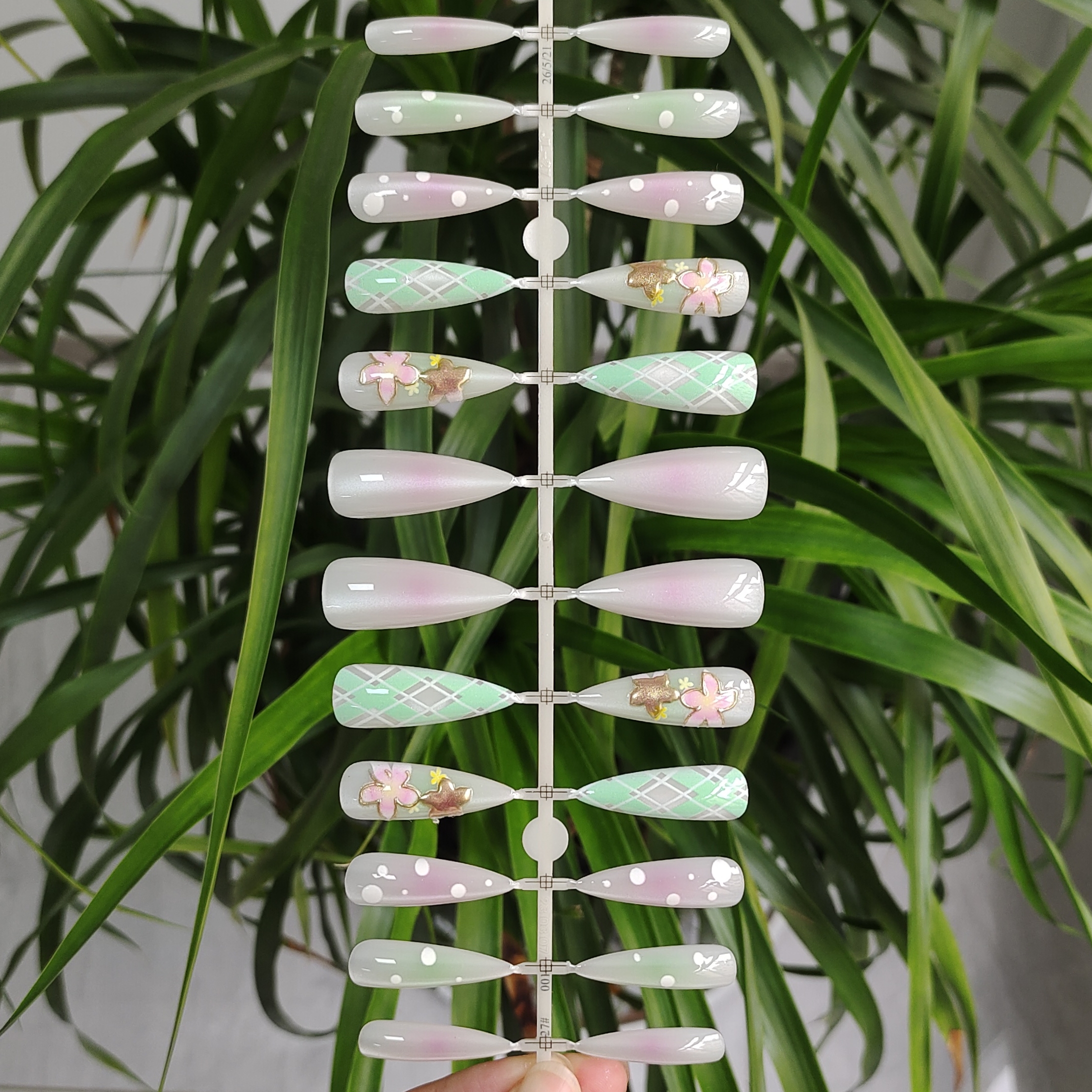 24片 长尖形 粉绿色小清新风格美甲片 3D点胶加猫眼工艺 花朵和波点图案 穿戴甲可穿戴指甲贴片图