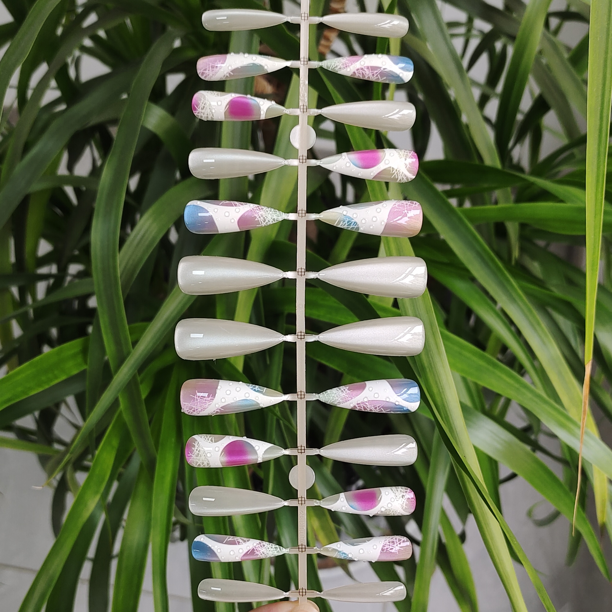 24 long, pointed, colorful dopamine-style nail art pieces with 3D dispensing and cat's eye process, transparent water droplet pattern, wearable nails, wearable nail patches