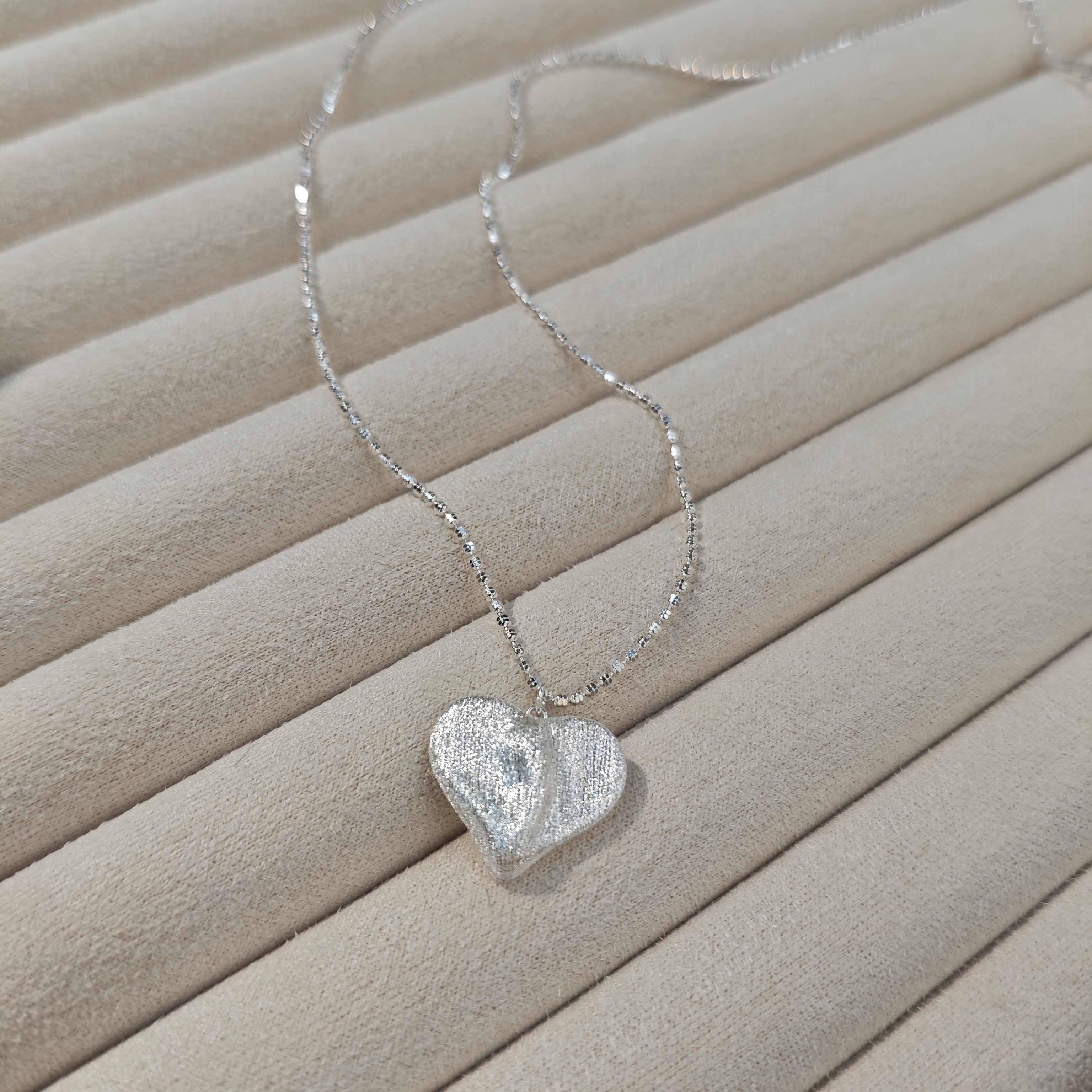 Influential new accessory, S925 silver light Luxury elegant beaded chain heart brushed silver necklace detail image 3