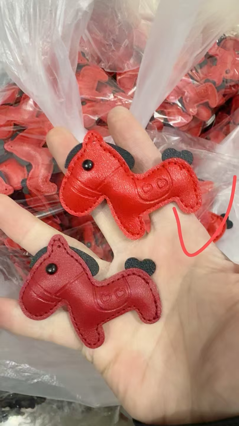 福乐皮具红色小马皮具挂件鳄鱼纹皮革