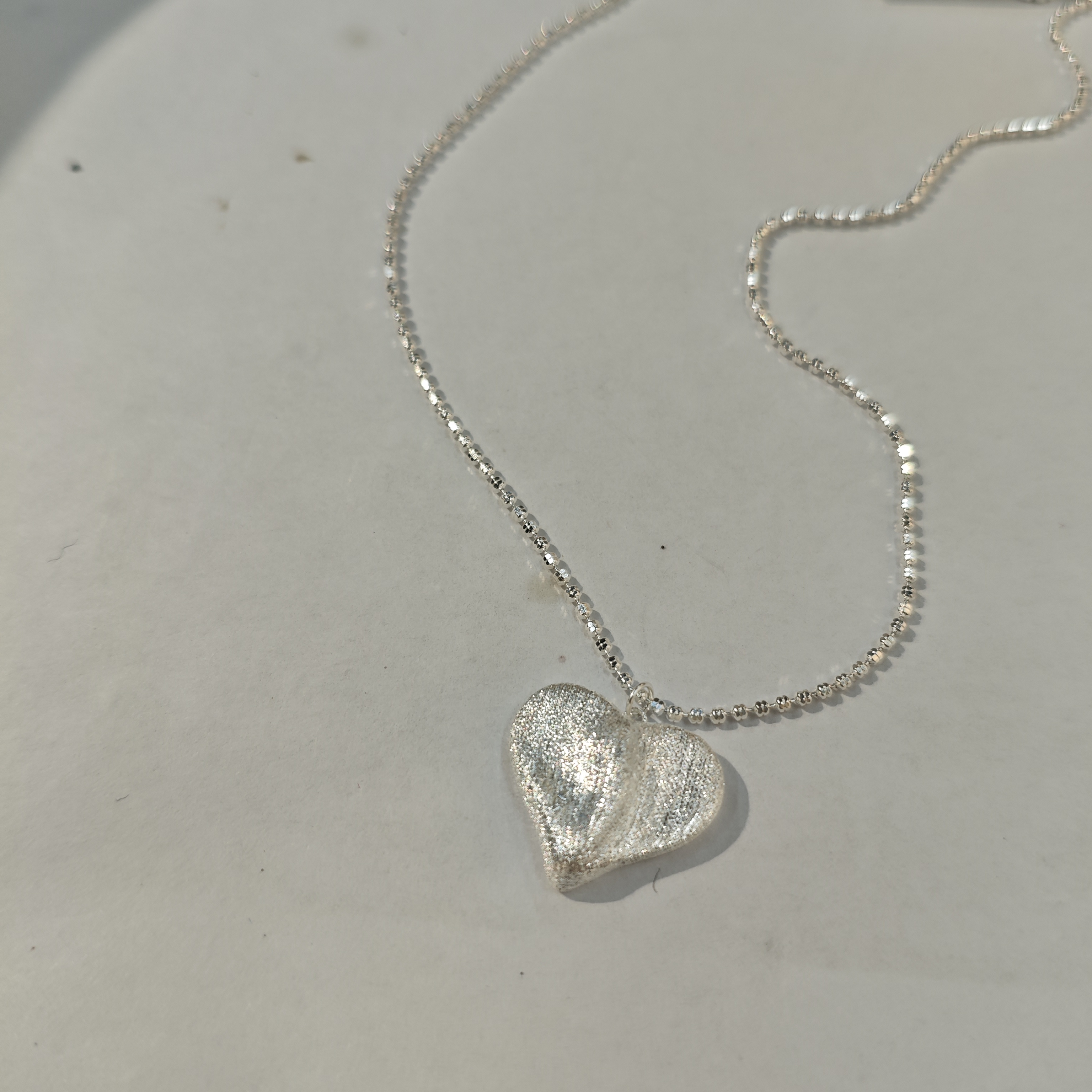 Influential new accessory, S925 silver light Luxury elegant beaded chain heart brushed silver necklace detail image 4