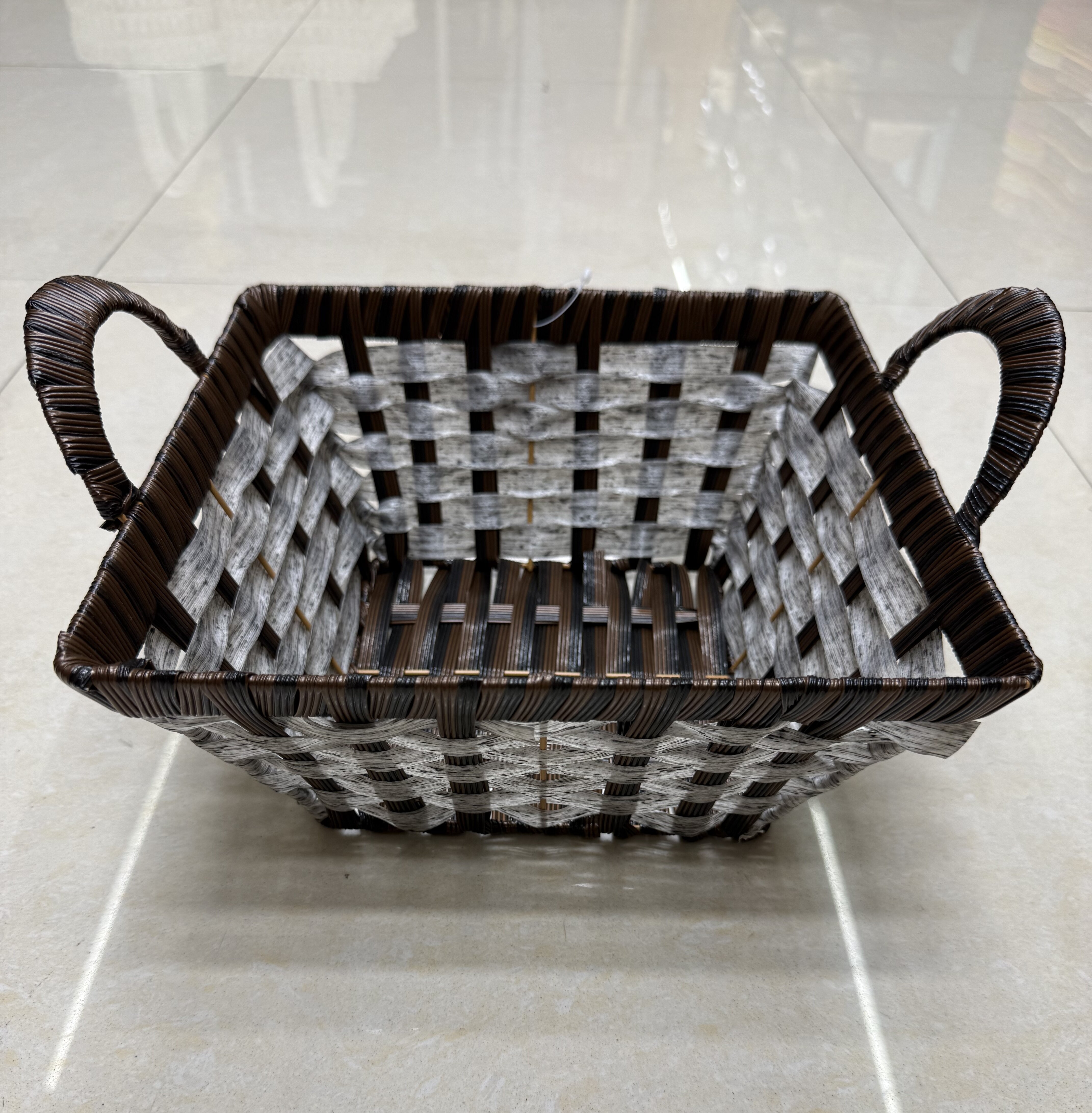 Grayish-white film woven square ear-pulling storage basin, fruit and snack basin, bread basket, toy storage basket, supermarket gift packaging basket, souvenir packaging basket, kitchen sauce storage basket, vegetable placement basket, tissue paper storage basket details Picture