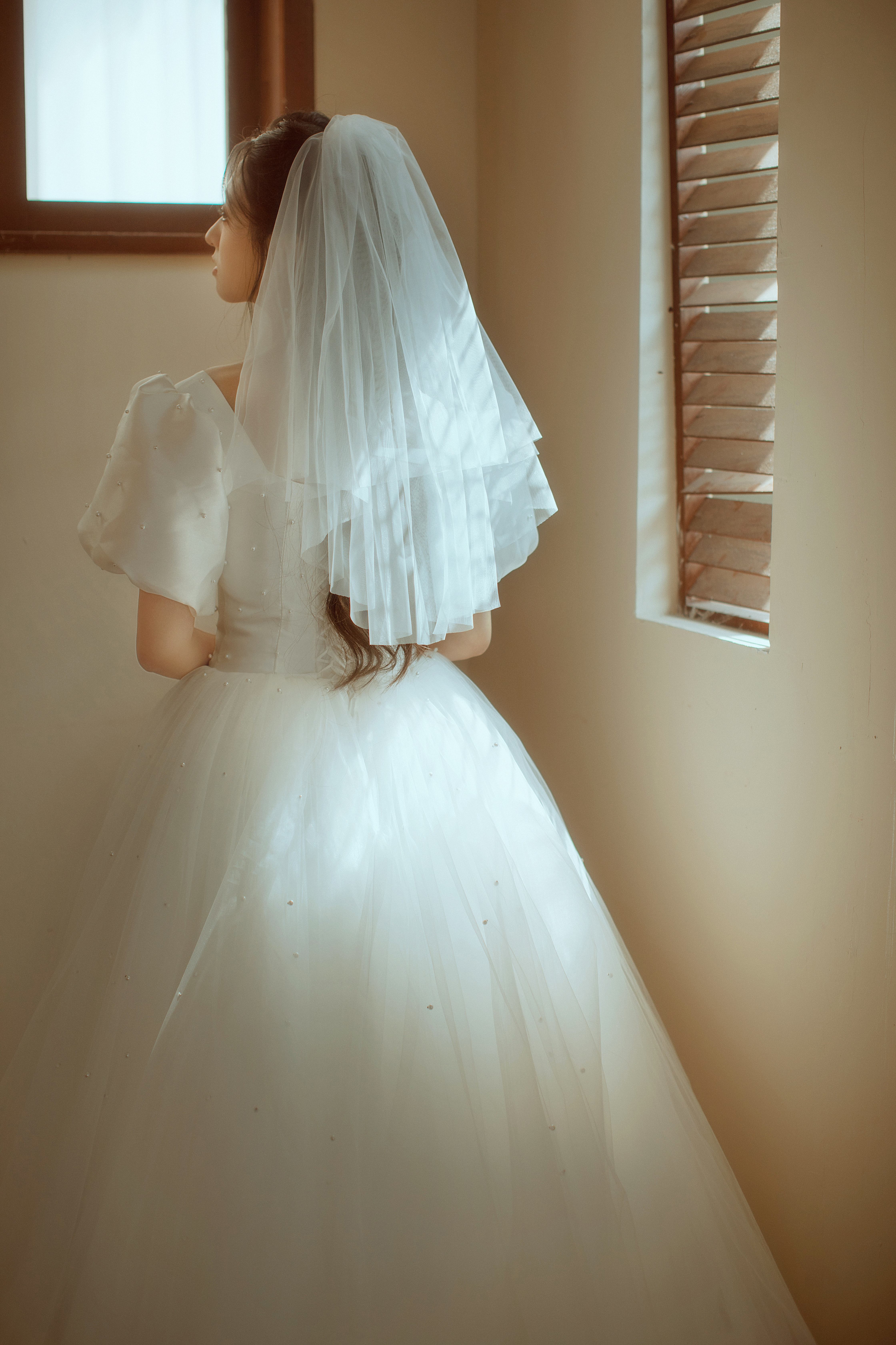 白色婚纱新娘胸章胸花配件红金鱼轻奢胸针 Application Scenario
