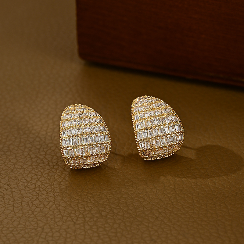 The S925 Silver needle, with its niche design, is simple and fashionable. It features a light luxury drop-shaped design and is a must-have for commuting and traveling Application Scenario