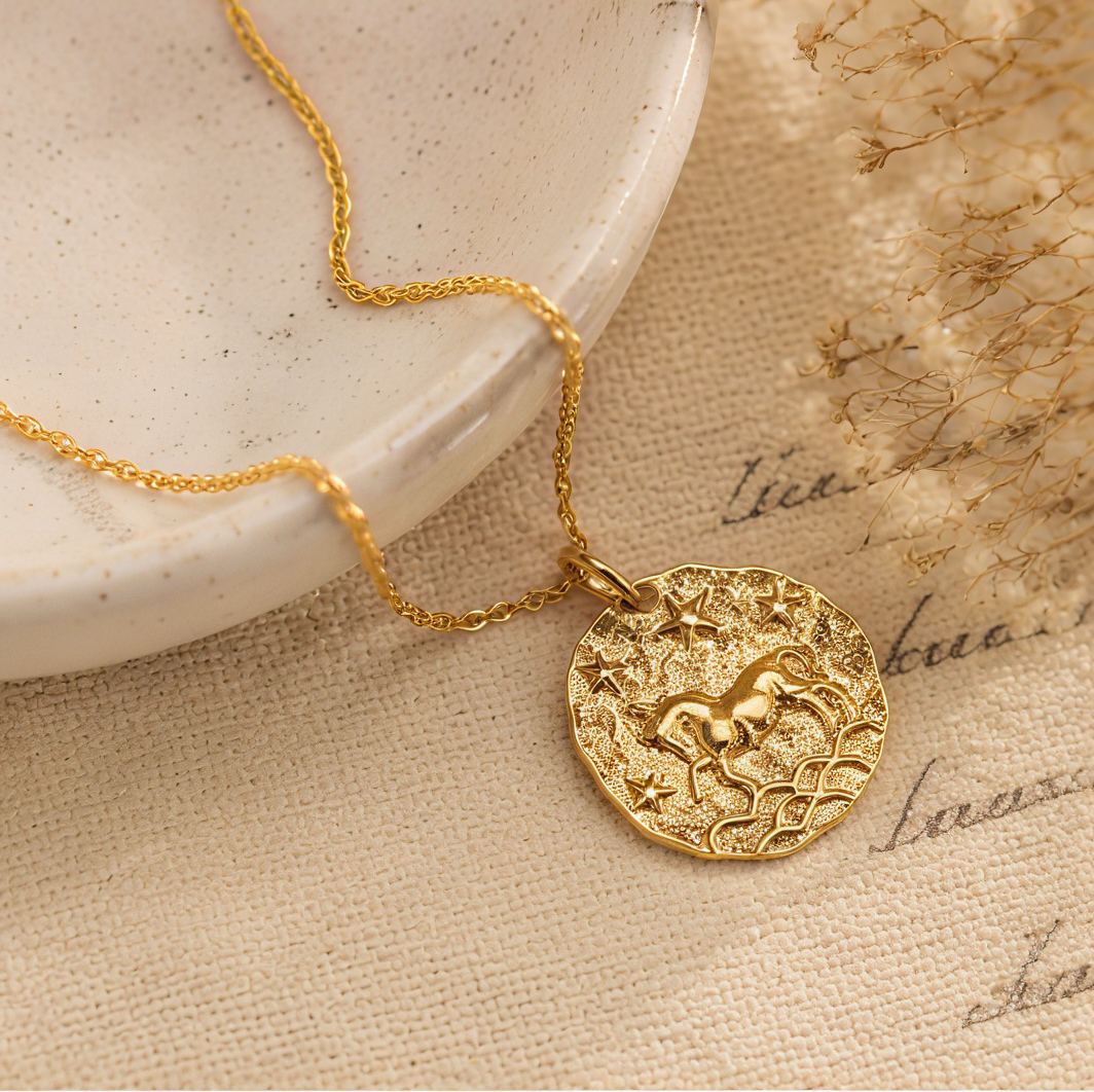 Irregular wavy edge golden horse relief round plate fine twist pattern gold collarbone chain starry sky starlight texture stainless steel necklace small star base retro style daily creative jewelry