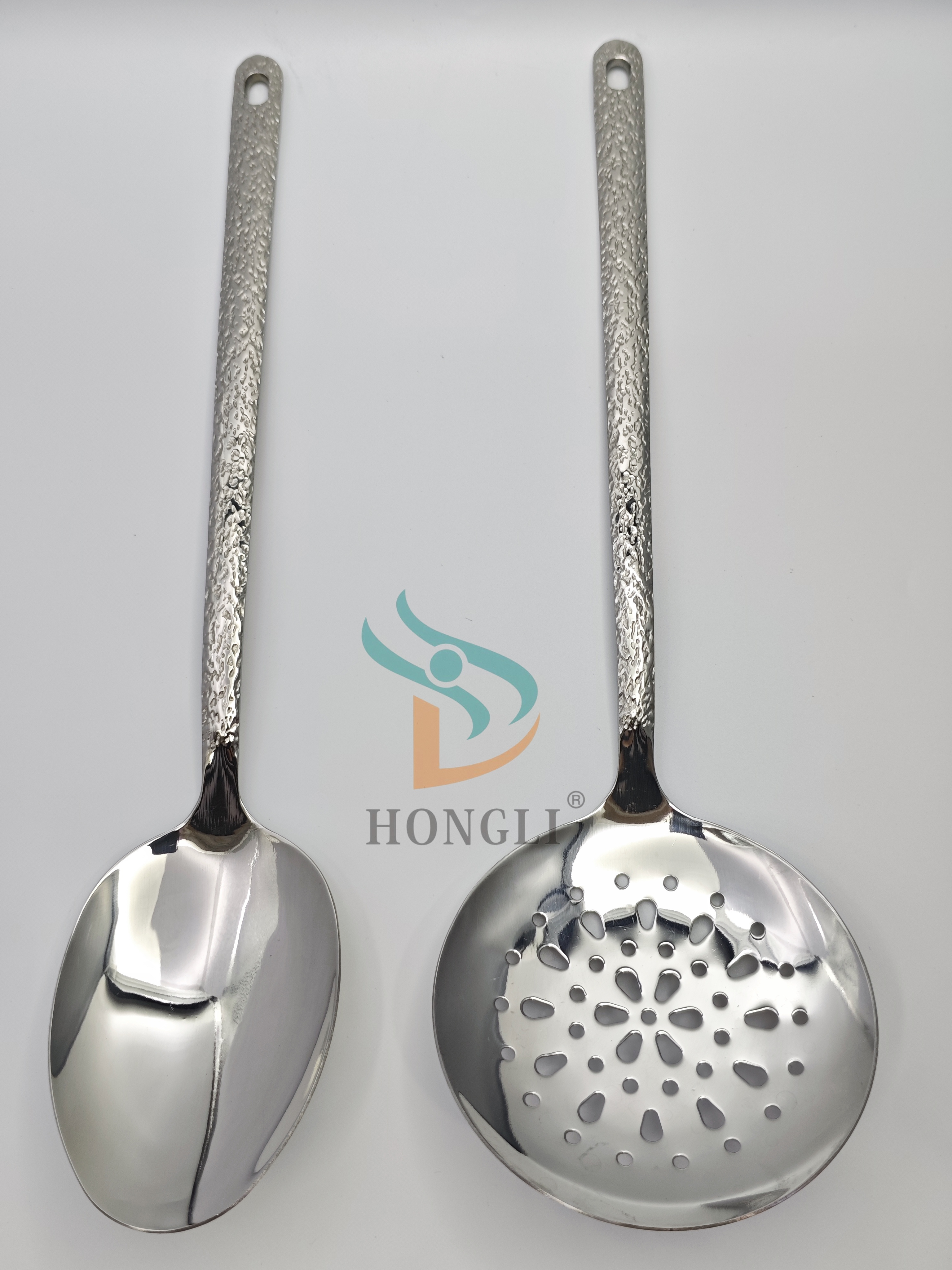 Silver hammer-patterned handle kitchenware set, suitable for camping and picnicking with stainless steel soup spoons and stir-frying spatulas Application Scenario