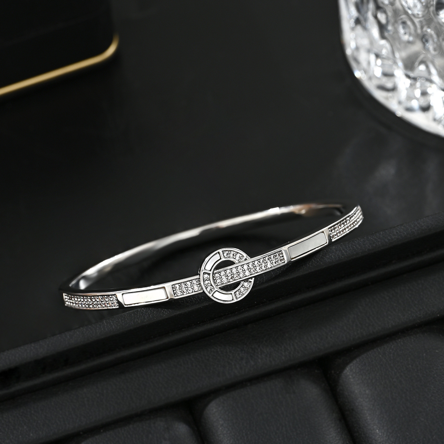 مغطاة بالألواح المعدنية، المثقاب، أساور ذات طابع طبيعي Item Picture