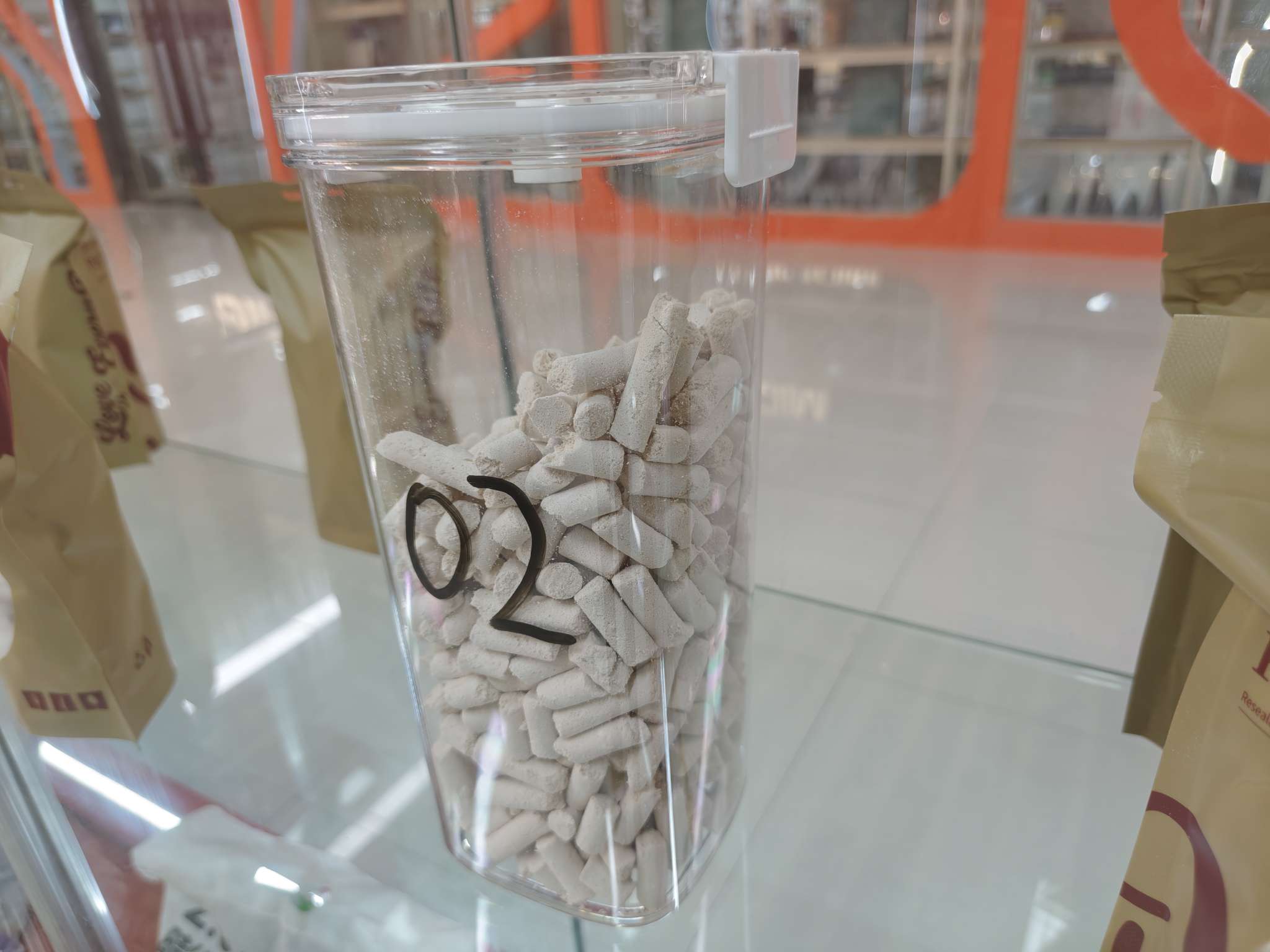 羊奶条，成分：全脂羊乳25%、鸡胸肉70%、葵花籽油3%、亚麻籽2%