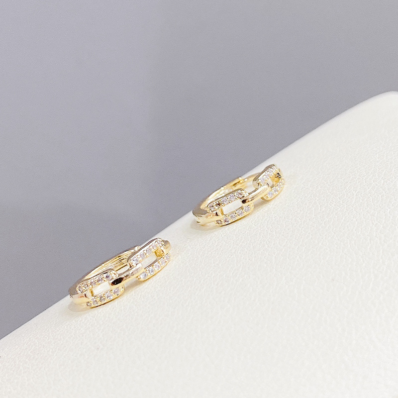 A popular, niche and simple one-card set of three pairs of gold and silver twisted ear studs, a must-have for cool girls in bars Application Scenario