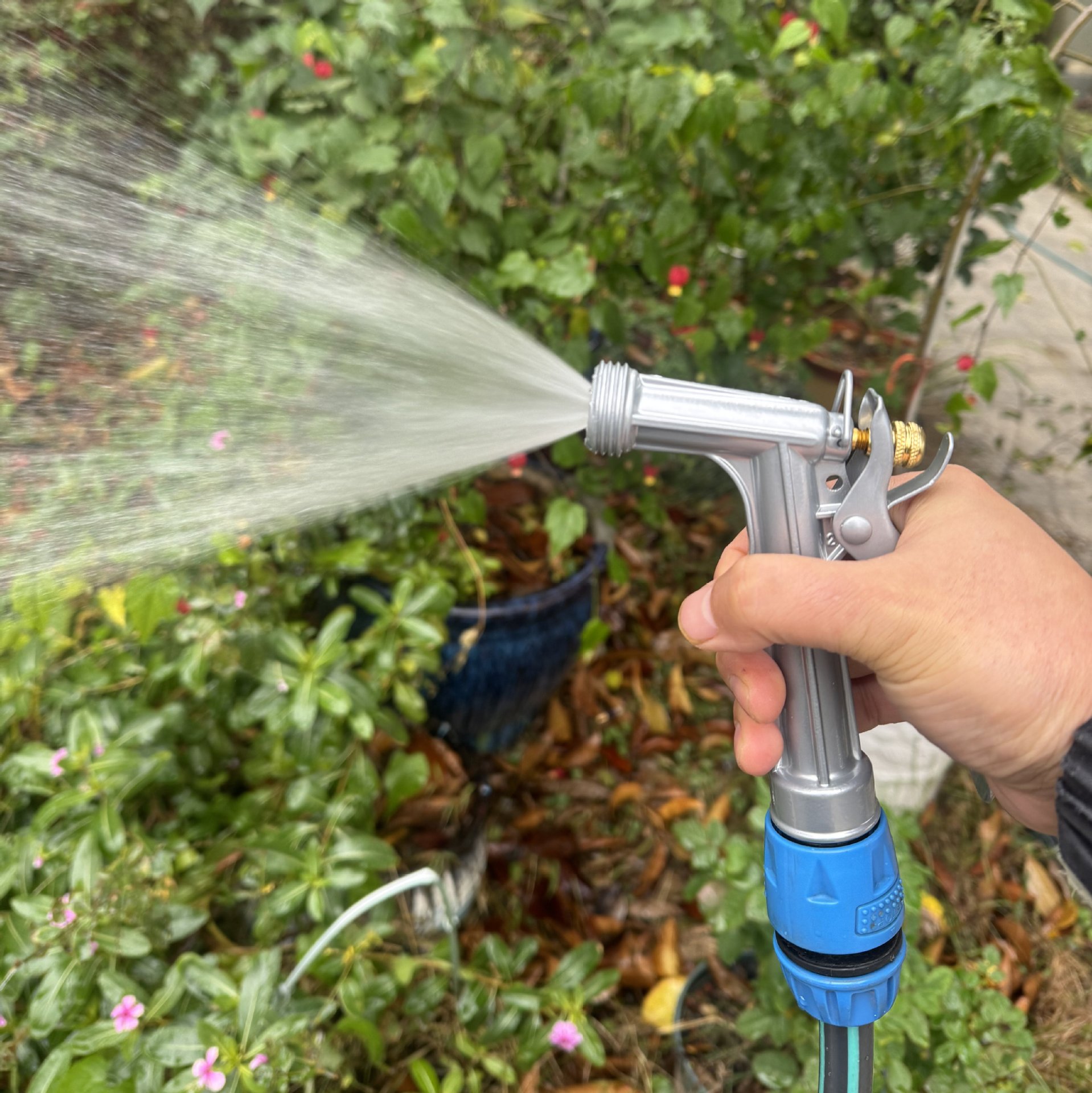 All-metal garden irrigation spray gun, 5-inch metal garden watering spray gun, garden irrigation car wash high-pressure nozzle, Southeast Asia cross-border Application Scenario