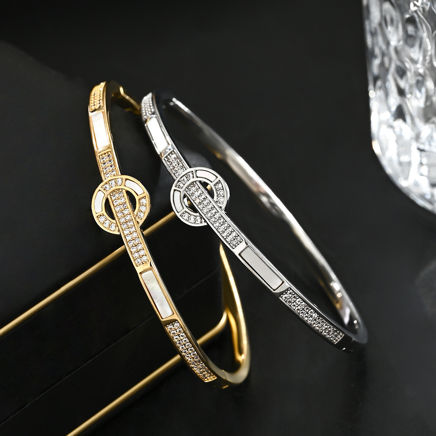 This genuine electroplated diamond-encrusted, fashionable and natural circle bracelet design is in the style of Internet celebrities