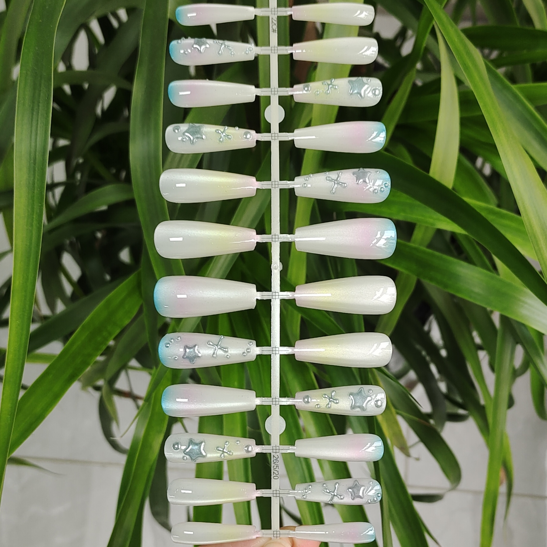 24片 芭蕾形 粉蓝渐变和粉黄渐变甲片 3D点胶猫眼工艺 蓝色星星图案 穿戴甲可穿戴指甲贴片