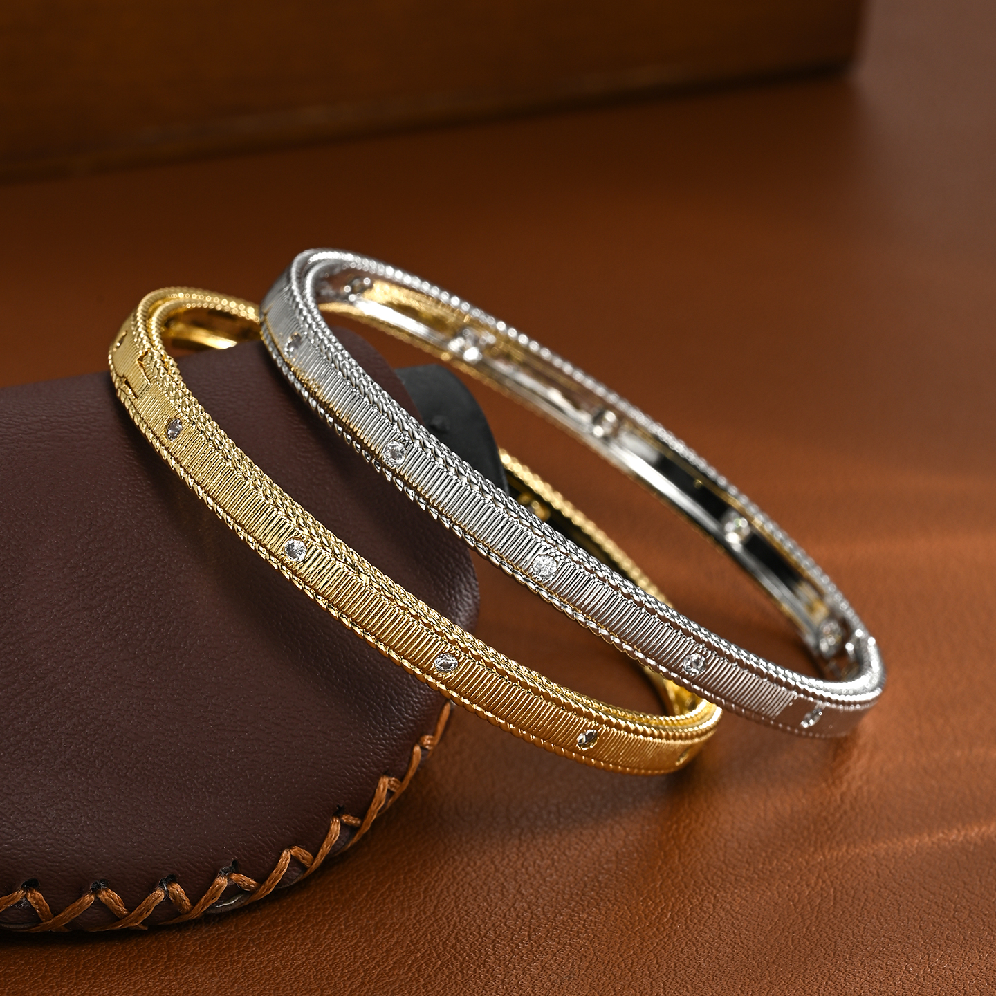 The 2026 summer new high-end gold bracelet with a twist texture is a versatile daily outfit for work and dates