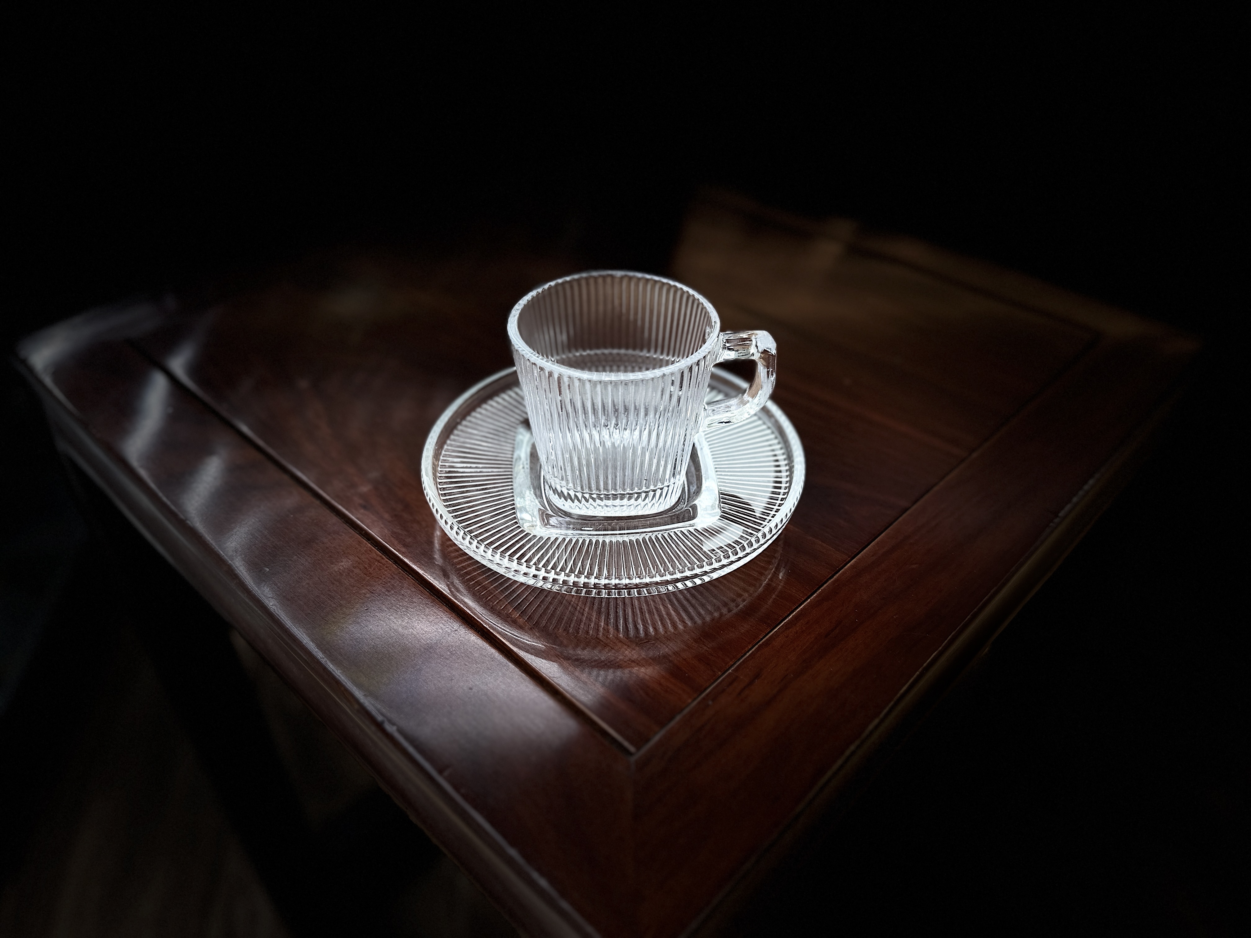 hahacrystal Erha Crystal glass cup, thickened handle cup, lead-free heat-resistant glass cup, tea cup with handle cup, office household water cup Application Scenario
