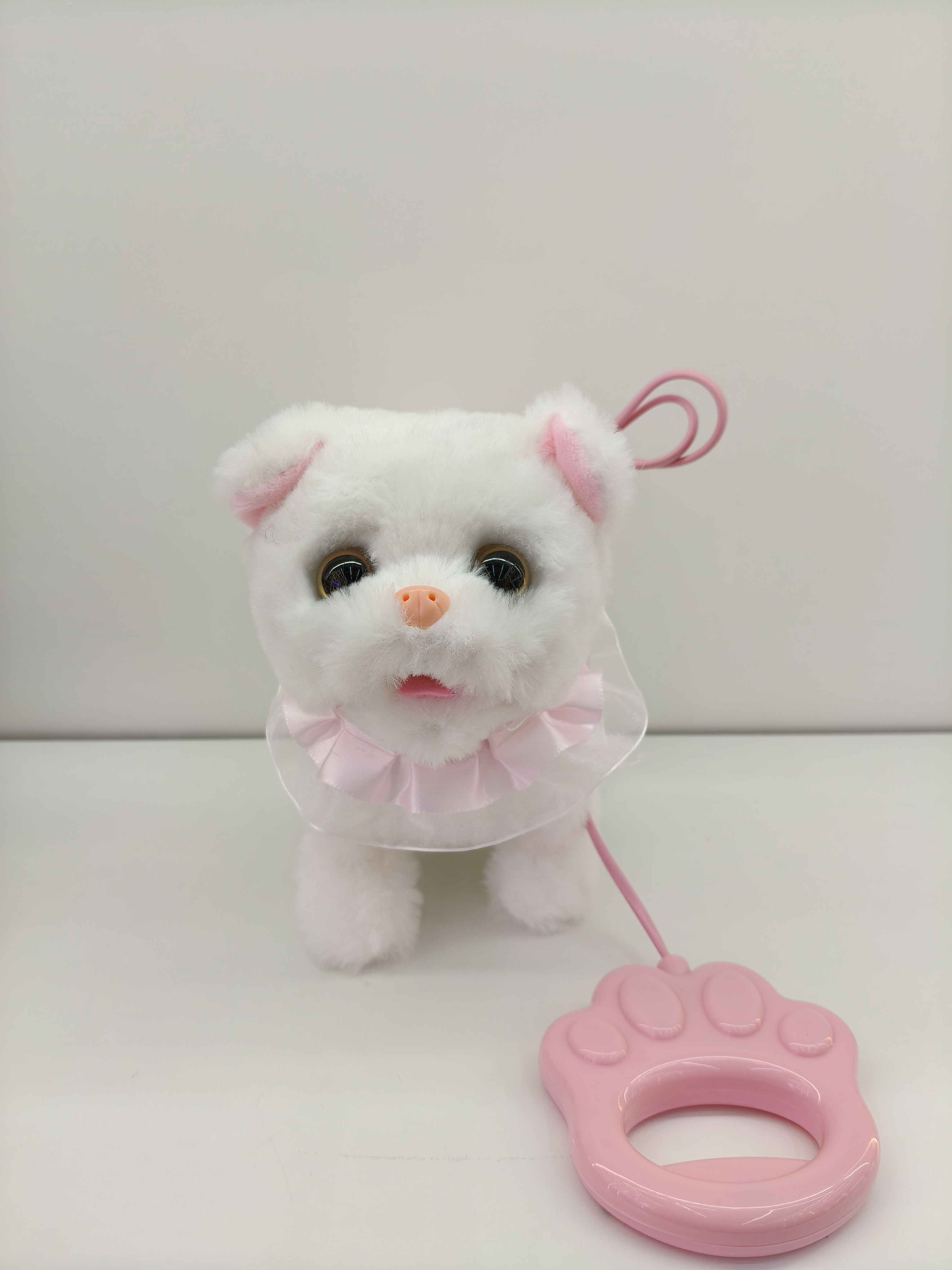 Four plush cat toys with pink lace collars, equipped with claw-shaped drawstrings and control handles Item Picture