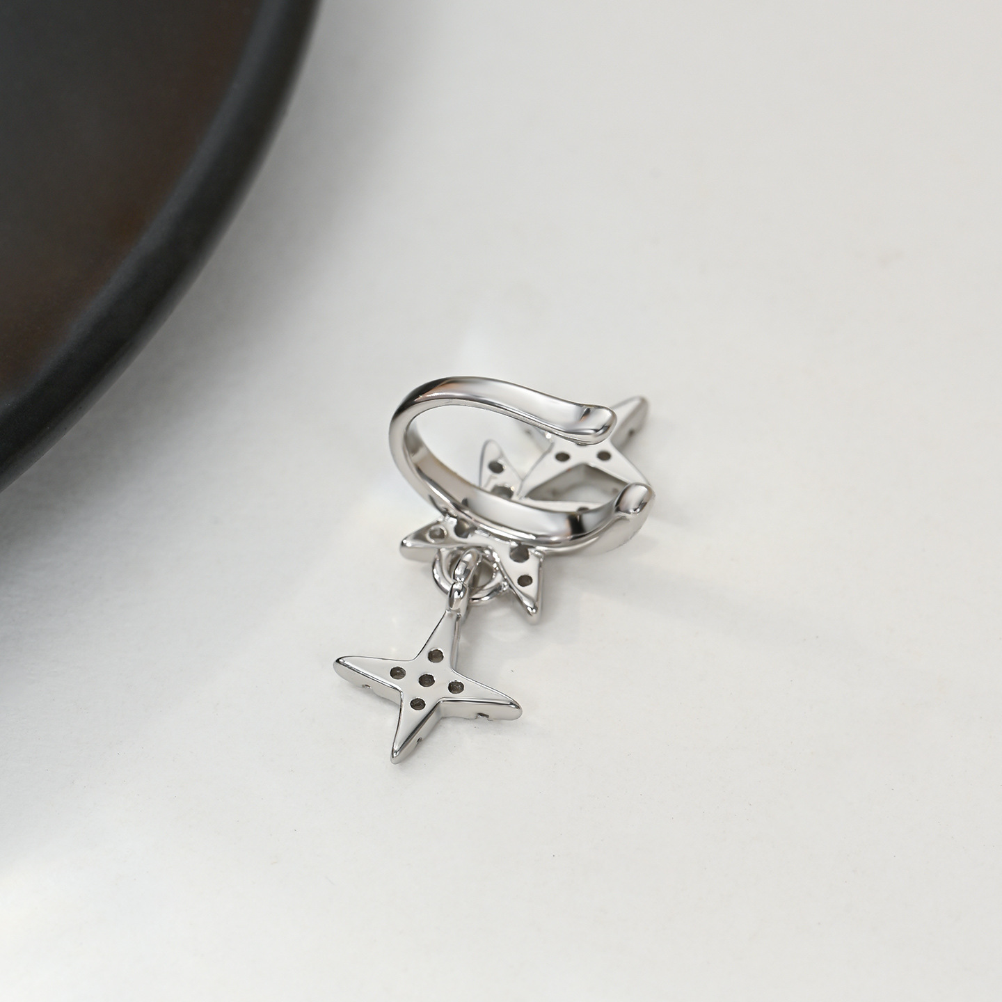 A high-end, fashionable and exaggerated four-pointed star diamond-encrusted versatile piece for daily wear details Picture
