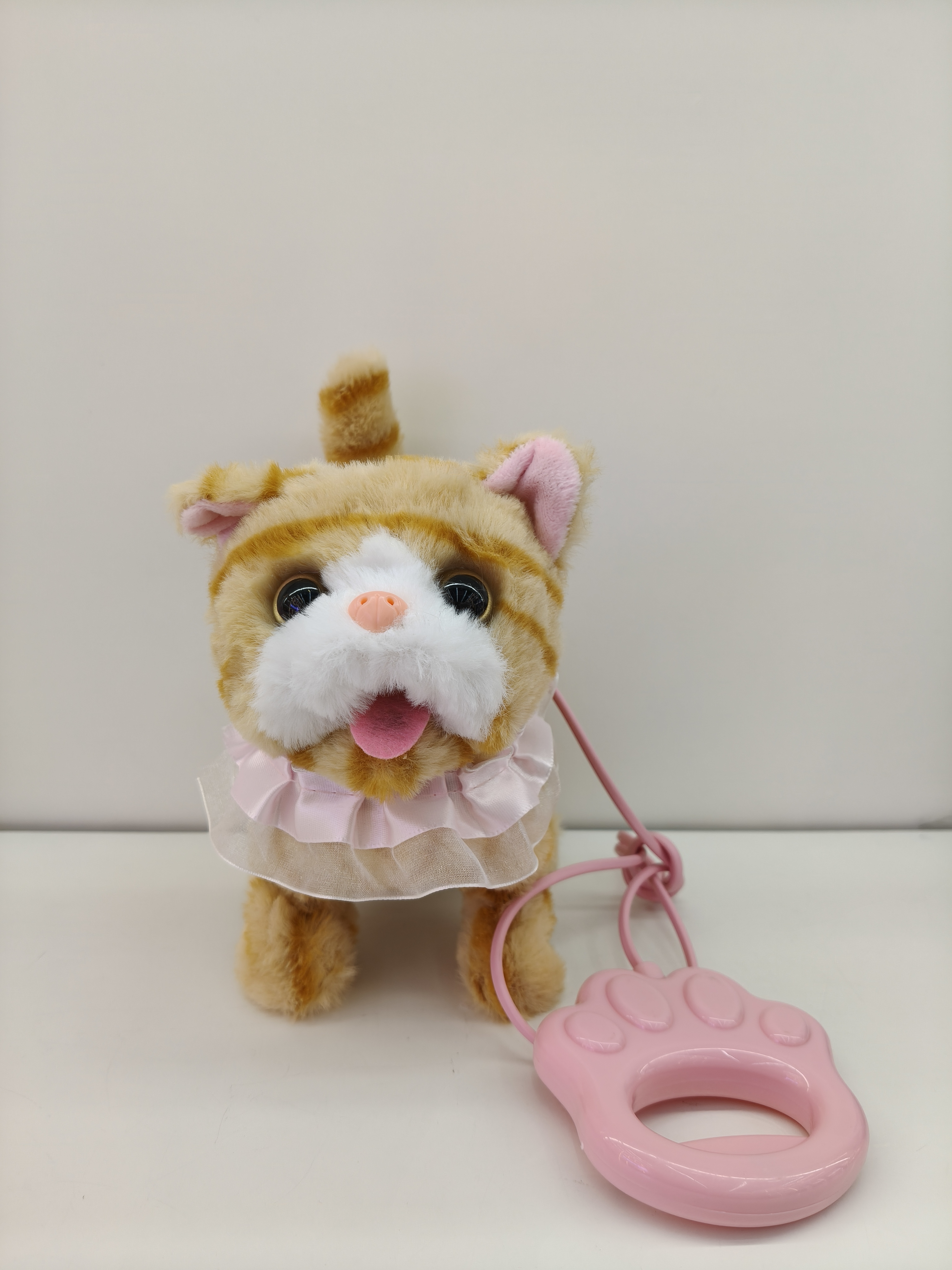 Four plush cat toys with pink lace collars, equipped with claw-shaped drawstrings and control handles Specification image