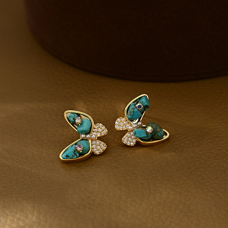 This retro-style fashionable and versatile piece features an elegant and luxurious golden bow set with green gemstones, making it a perfect daily accessory Specification image