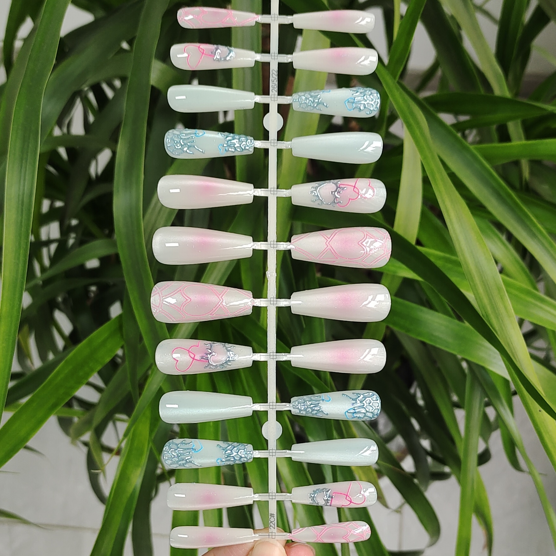 24片 芭蕾形 粉蓝色甲片 3D点胶猫眼工艺 蓝色点胶爱心图案 穿戴甲可穿戴指甲贴片
