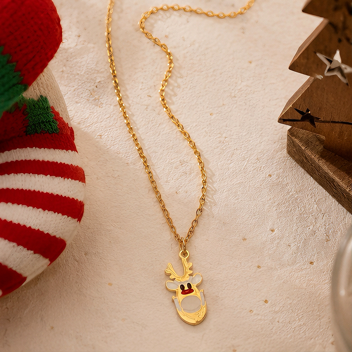 Christmas reindeer necklace, women's holiday limited edition oil-dripping pendant, stainless steel collarbone chain, cute and fun sweater chain for your girlfriend in autumn and winter
