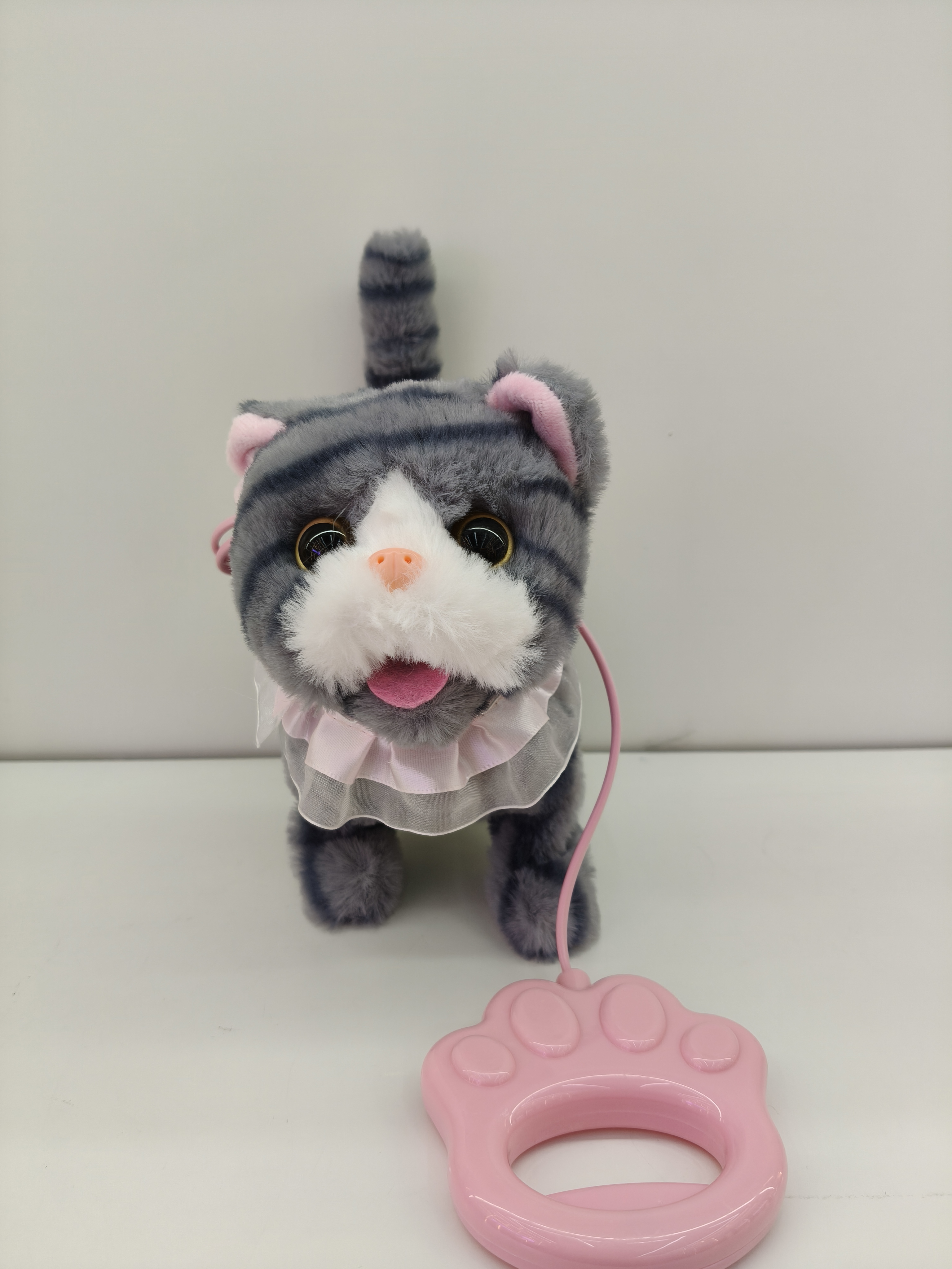 Four plush cat toys with pink lace collars, equipped with claw-shaped drawstrings and control handles Application Scenario