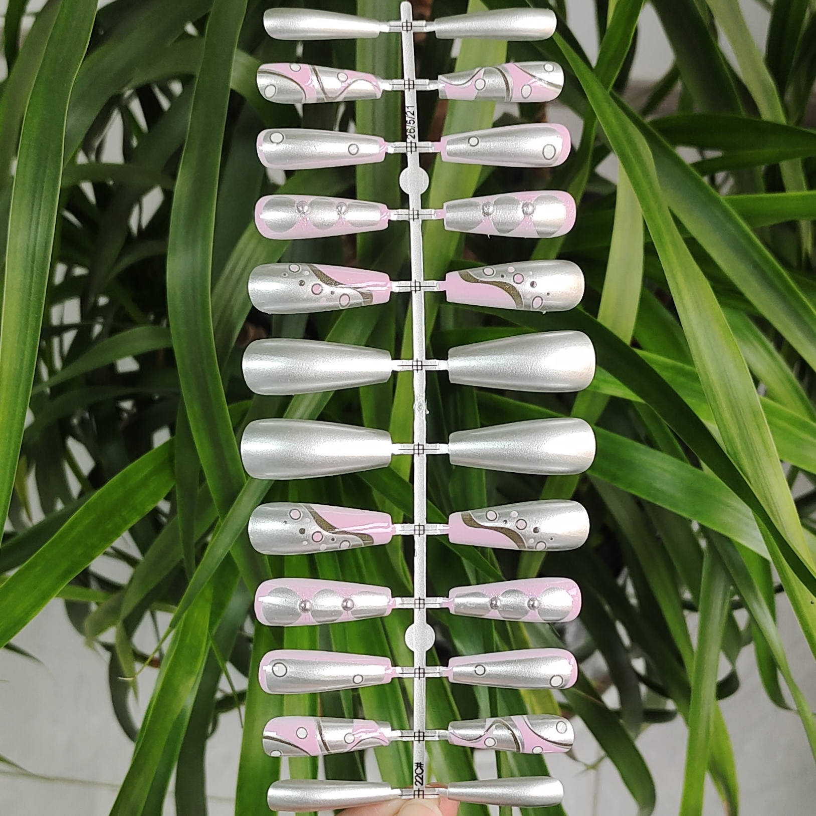 24片 芭蕾形 银色甲片 3D点胶葱粉工艺 圆圈图案 穿戴甲可穿戴指甲贴片