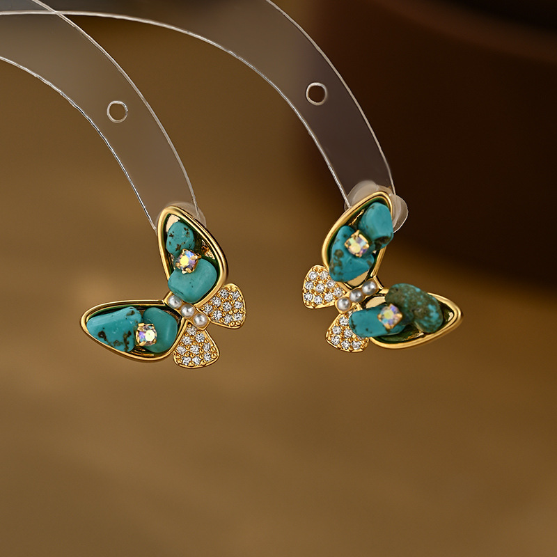 This retro-style fashionable and versatile piece features an elegant and luxurious golden bow set with green gemstones, making it a perfect daily accessory Item Picture