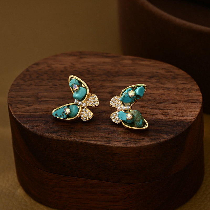This retro-style fashionable and versatile piece features an elegant and luxurious golden bow set with green gemstones, making it a perfect daily accessory Application Scenario