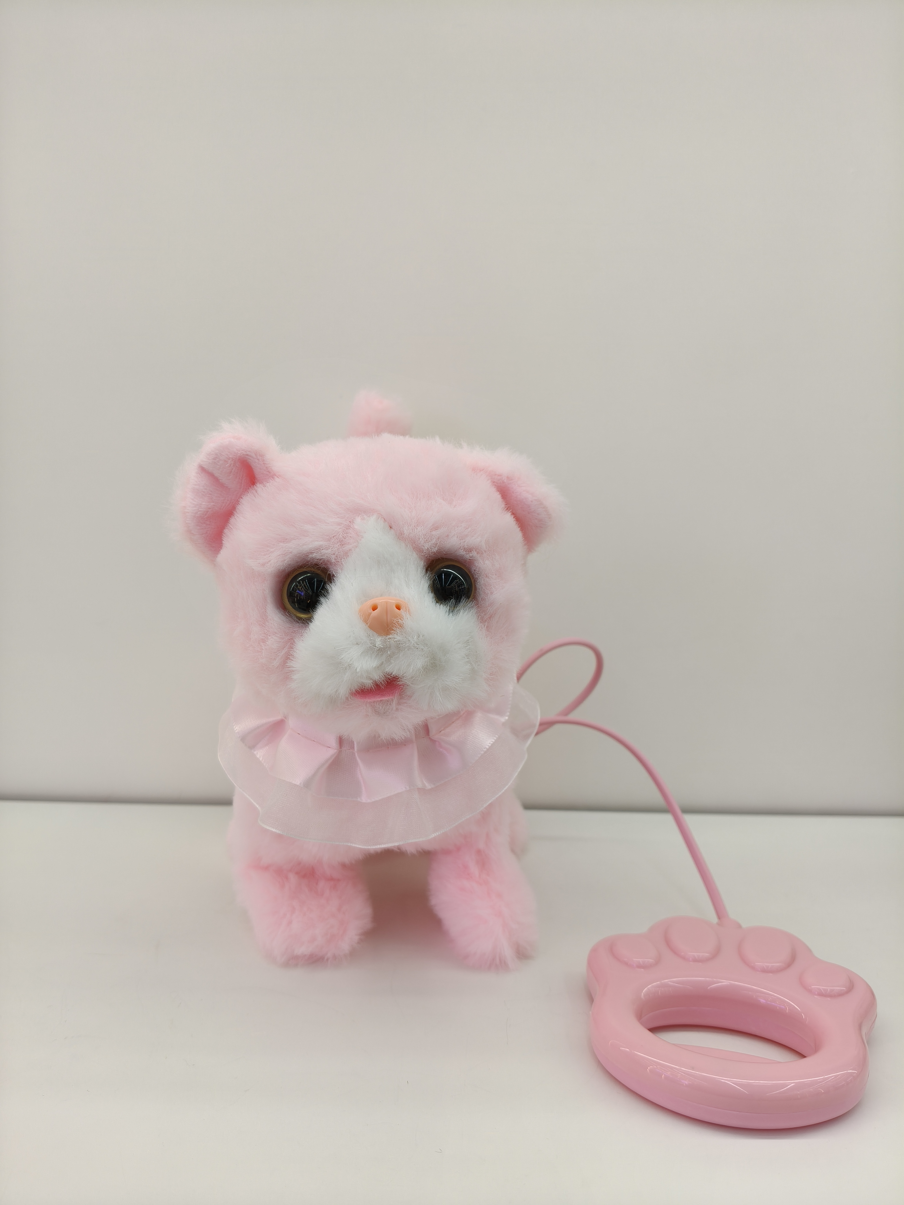 Four plush cat toys with pink lace collars, equipped with claw-shaped drawstrings and control handles details Picture