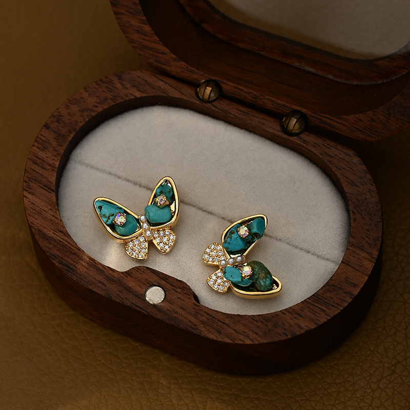 This retro-style fashionable and versatile piece features an elegant and luxurious golden bow set with green gemstones, making it a perfect daily accessory details Picture