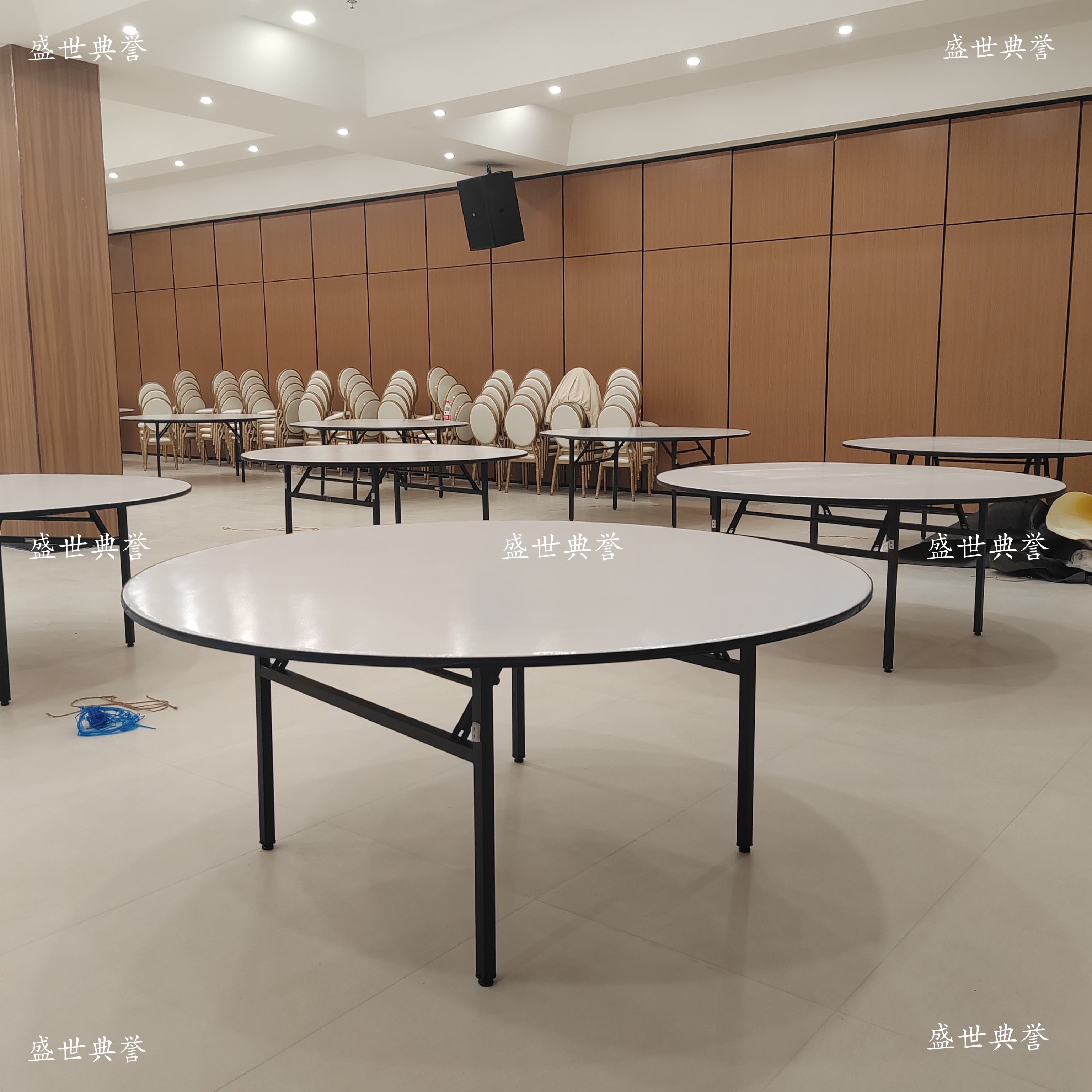 Folding dining tables and chairs in the banquet hall of Jincheng Hotel, round tables for hotel banquets, banquet centers, and theme wedding banquets for 10 people Folding dining tables and chairs in the banquet hall of Jincheng Hotel, round tables for hotel banquets, banquet centers, and theme wedding banquets for 10 people