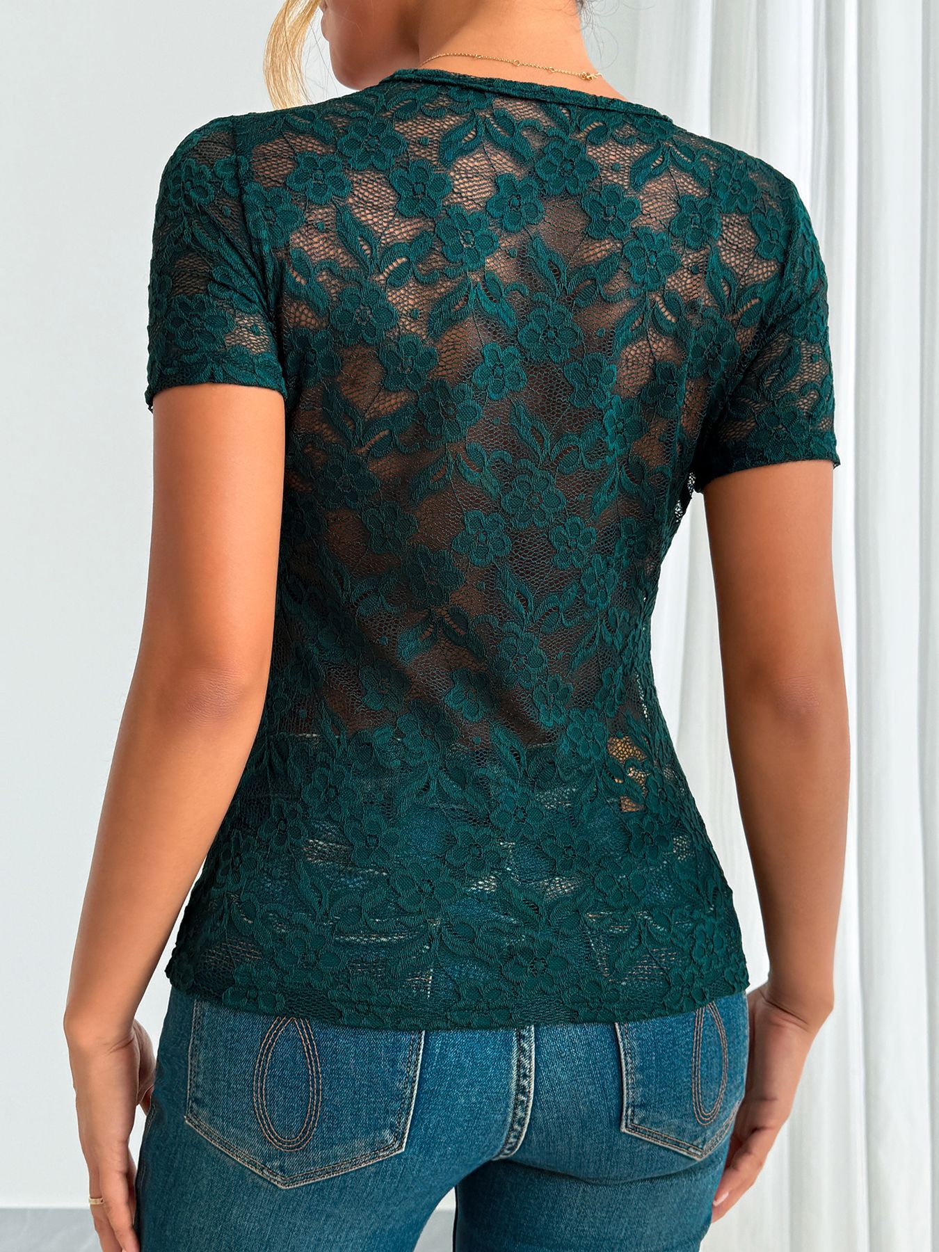 This is a new solid-color, form-fitting V-neck short-sleeved base layer shirt with lace that can be worn outside on Amazon for Spring/Summer 2026 Application Scenario