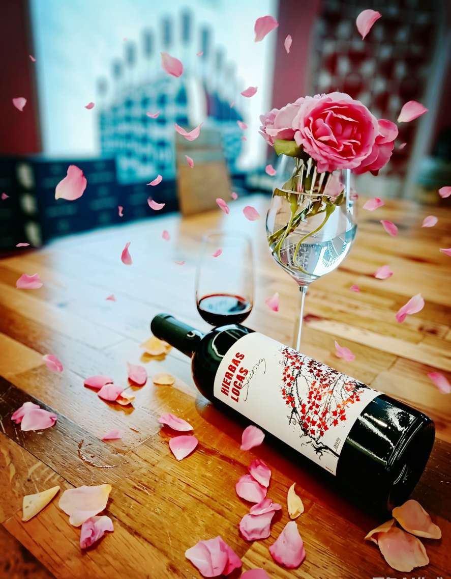 Huale Shiraz dry red wine is imported in its original bottle Specification image
