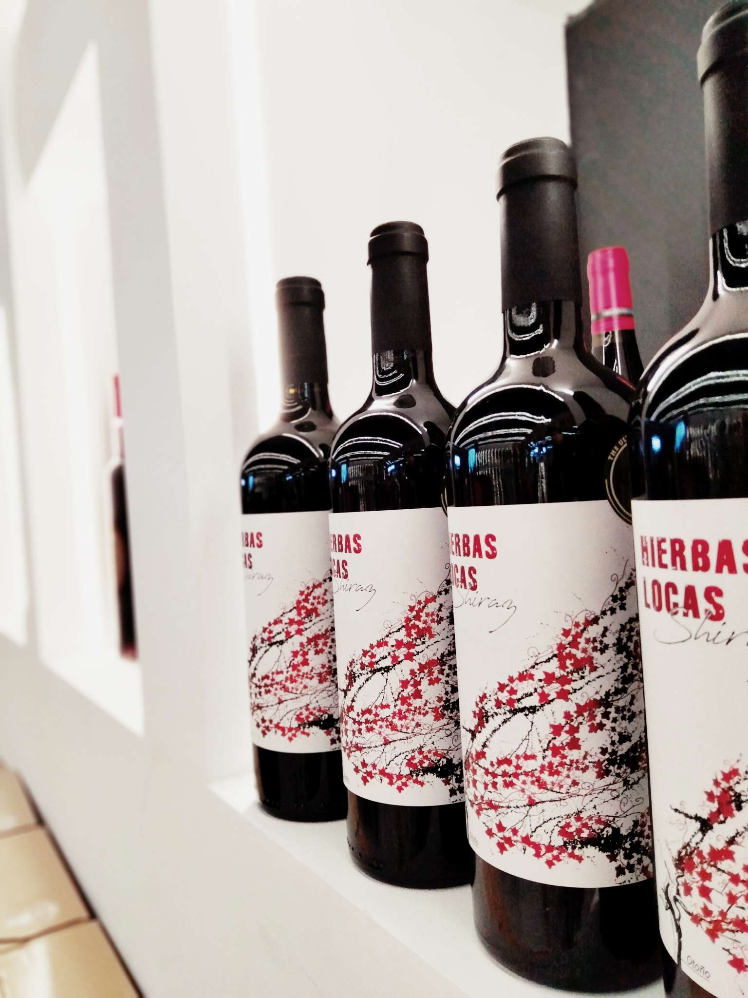 Huale Shiraz dry red wine is imported in its original bottle Application Scenario