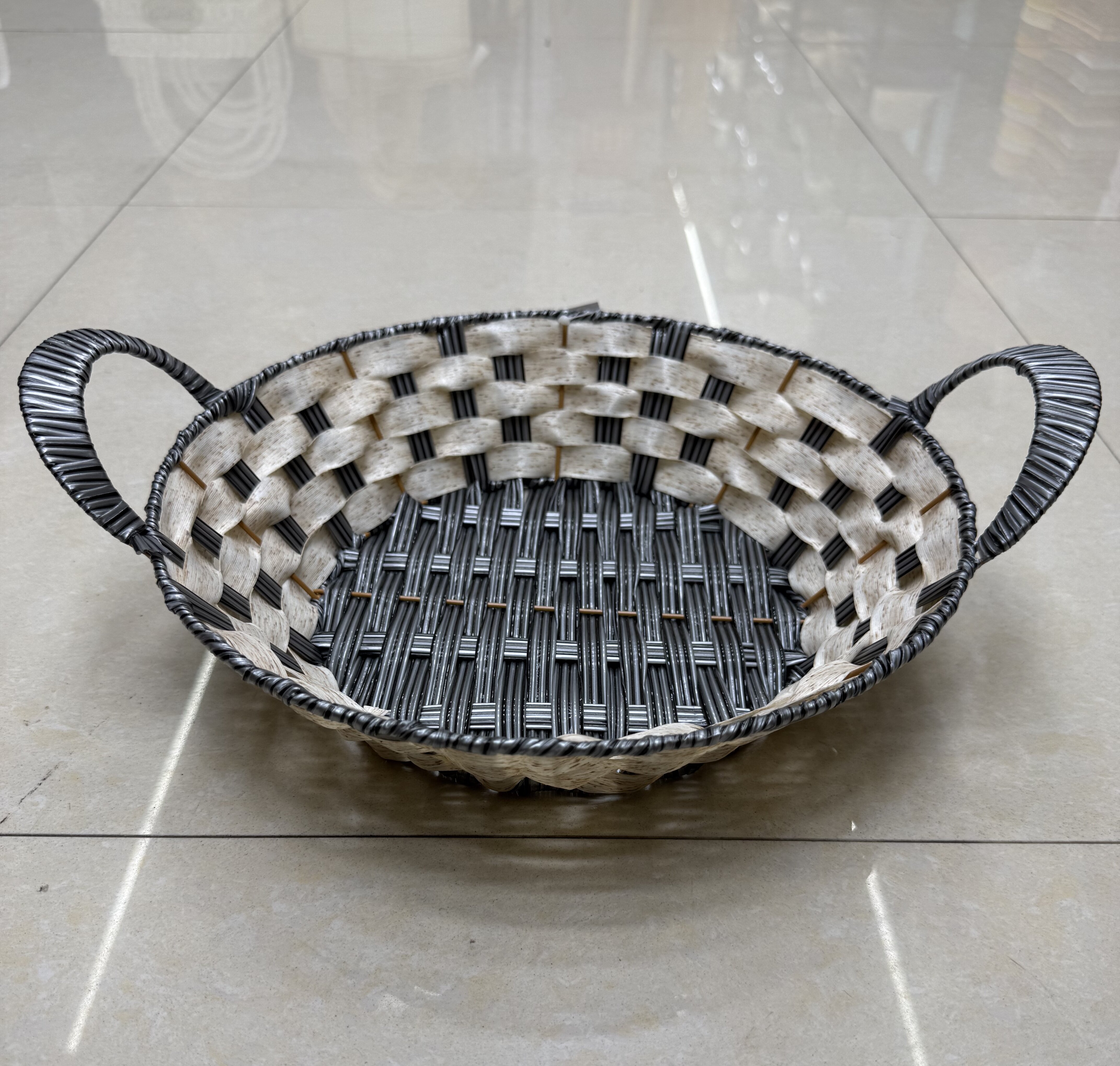 White and black round rubber rectangular lugs storage basin, fruit and snack basket, bread basket, toy storage basket, supermarket gift packaging basket, souvenir packaging basket, kitchen sauce storage basket, vegetable storage basket, tissue storage basket, cosmetics basket Specification image