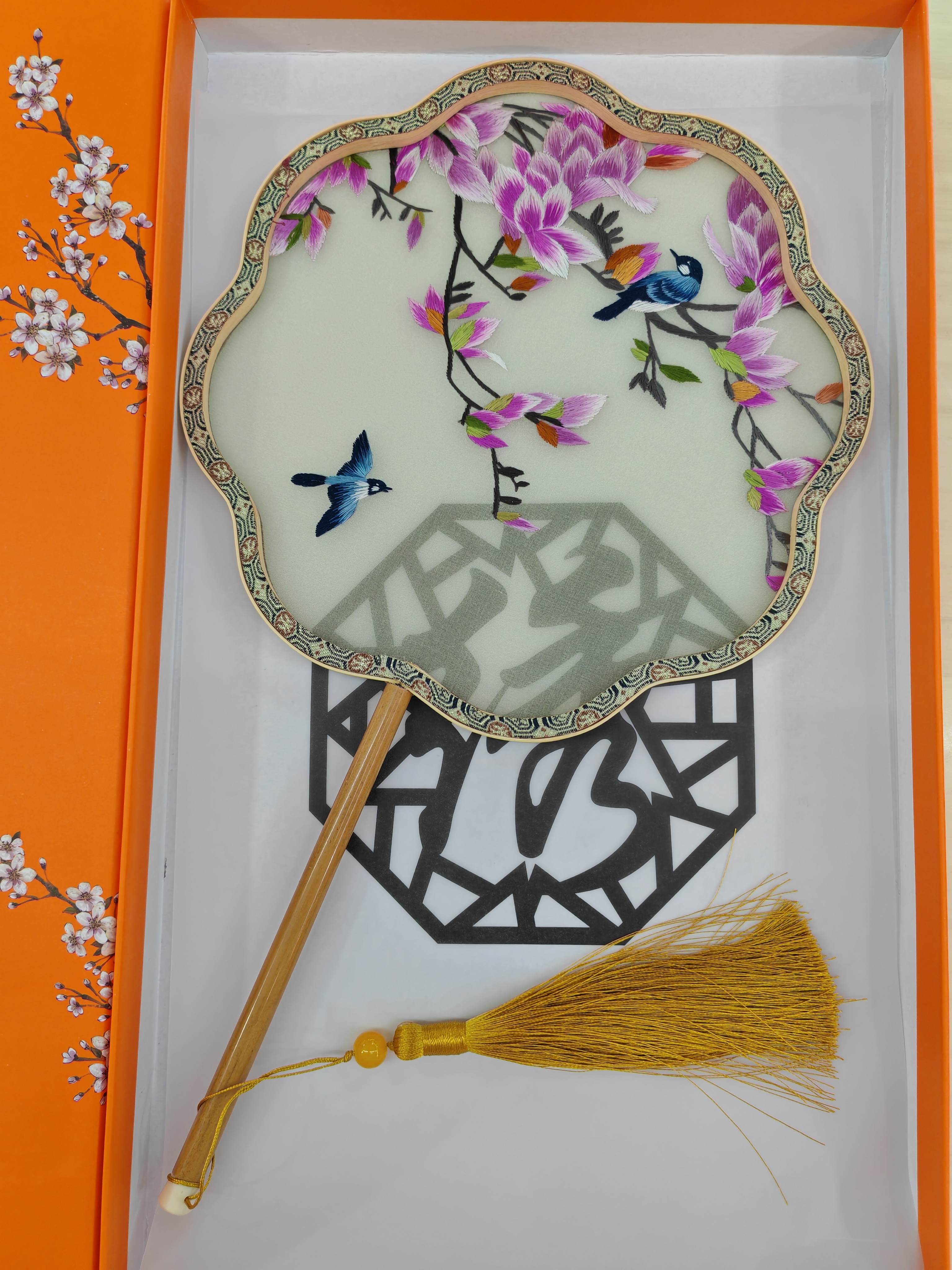 Inheriting the intangible cultural heritage techniques of Suzhou double-sided embroidery, creating folk handicrafts and creative gifts, handcrafting other traditional craft decorative items detail image 3