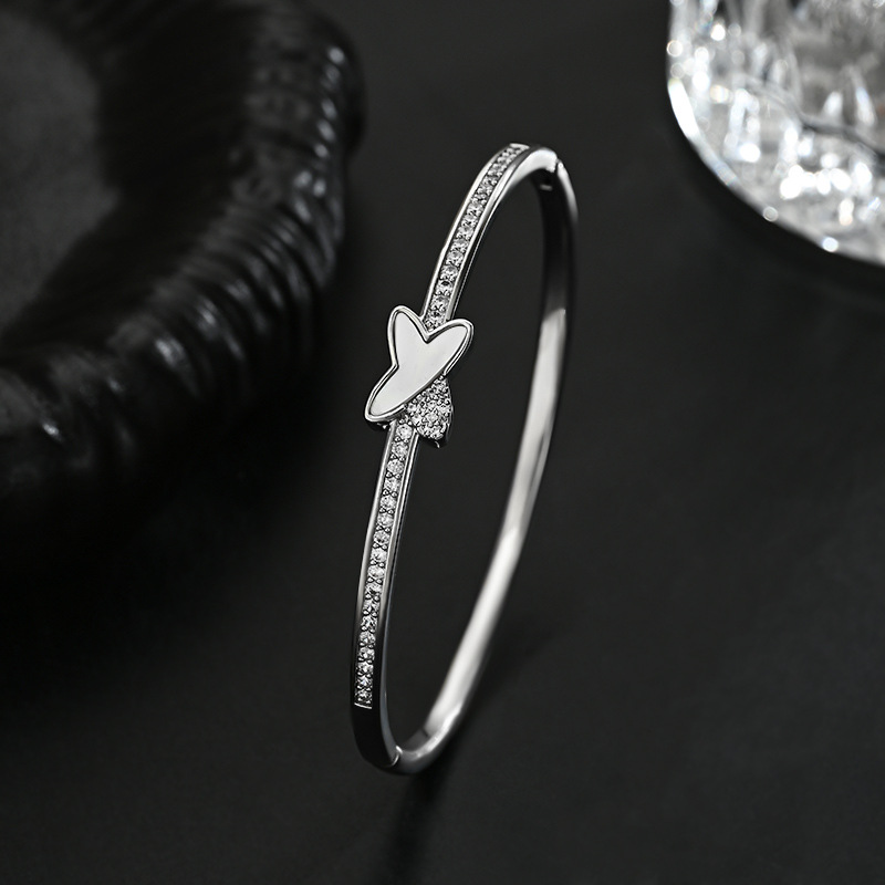 A luxurious and high-end gold electroplated bracelet with a fashionable, individual and simple four-leaf clover design that is versatile for daily use details Picture