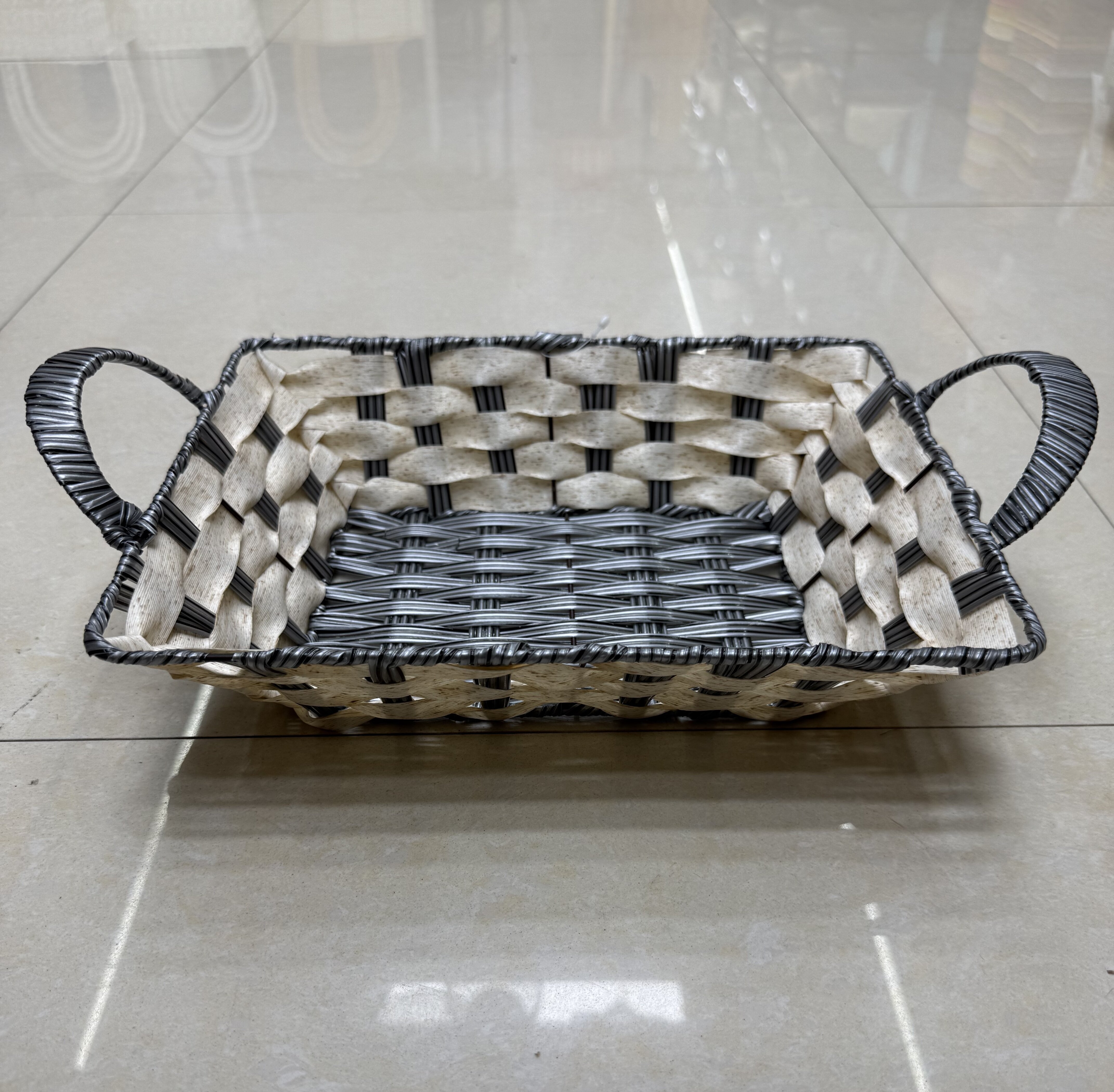 White and black rubber rectangular lugs storage basin, fruit and snack basket, bread basket, toy storage basket, supermarket gift packaging basket, souvenir packaging basket, kitchen sauce storage basket, vegetable storage basket, tissue storage basket, cosmetics basket Specification image