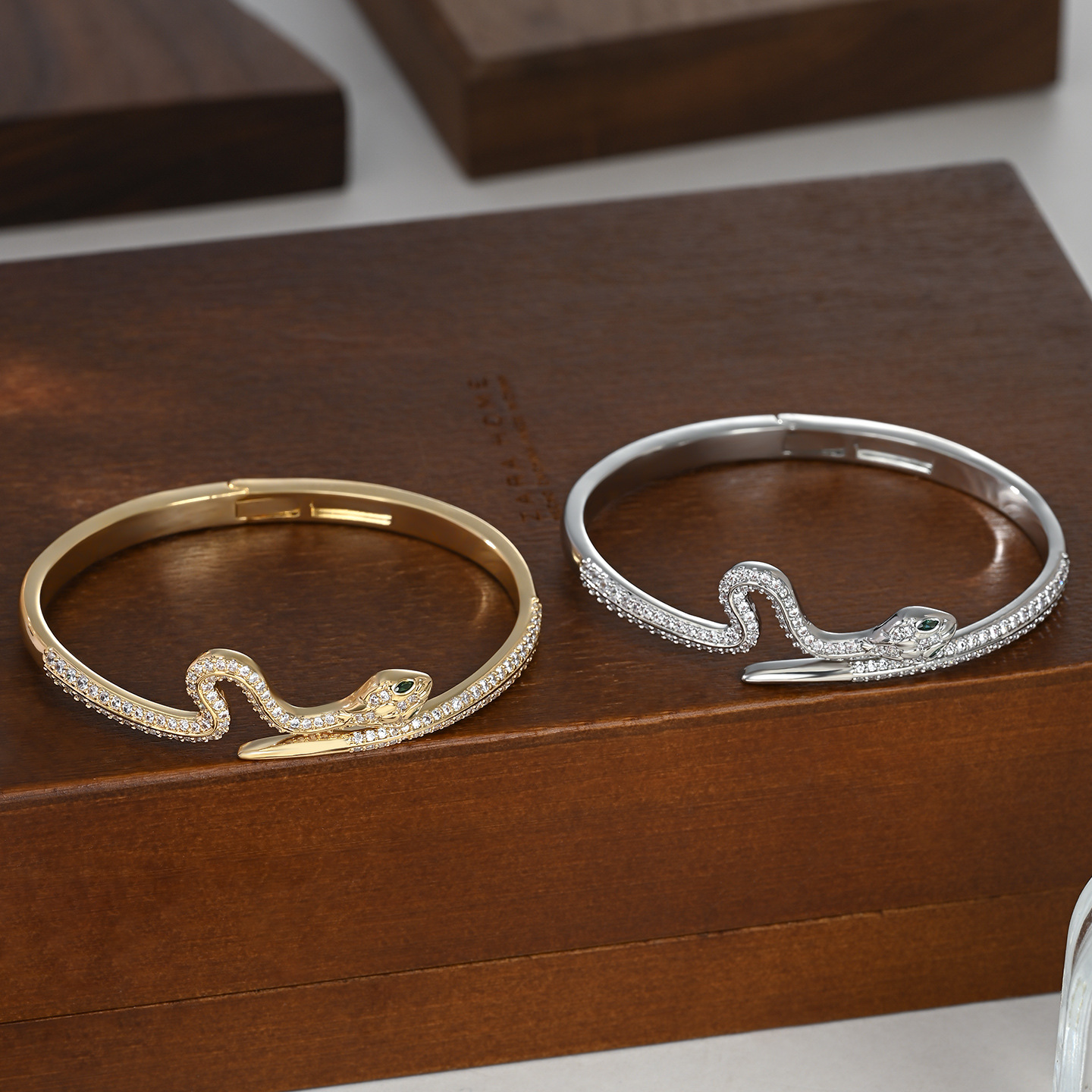 A genuine gold electroplated high-end, fashionable and luxurious cartoon snake design, a versatile bracelet for daily use full image