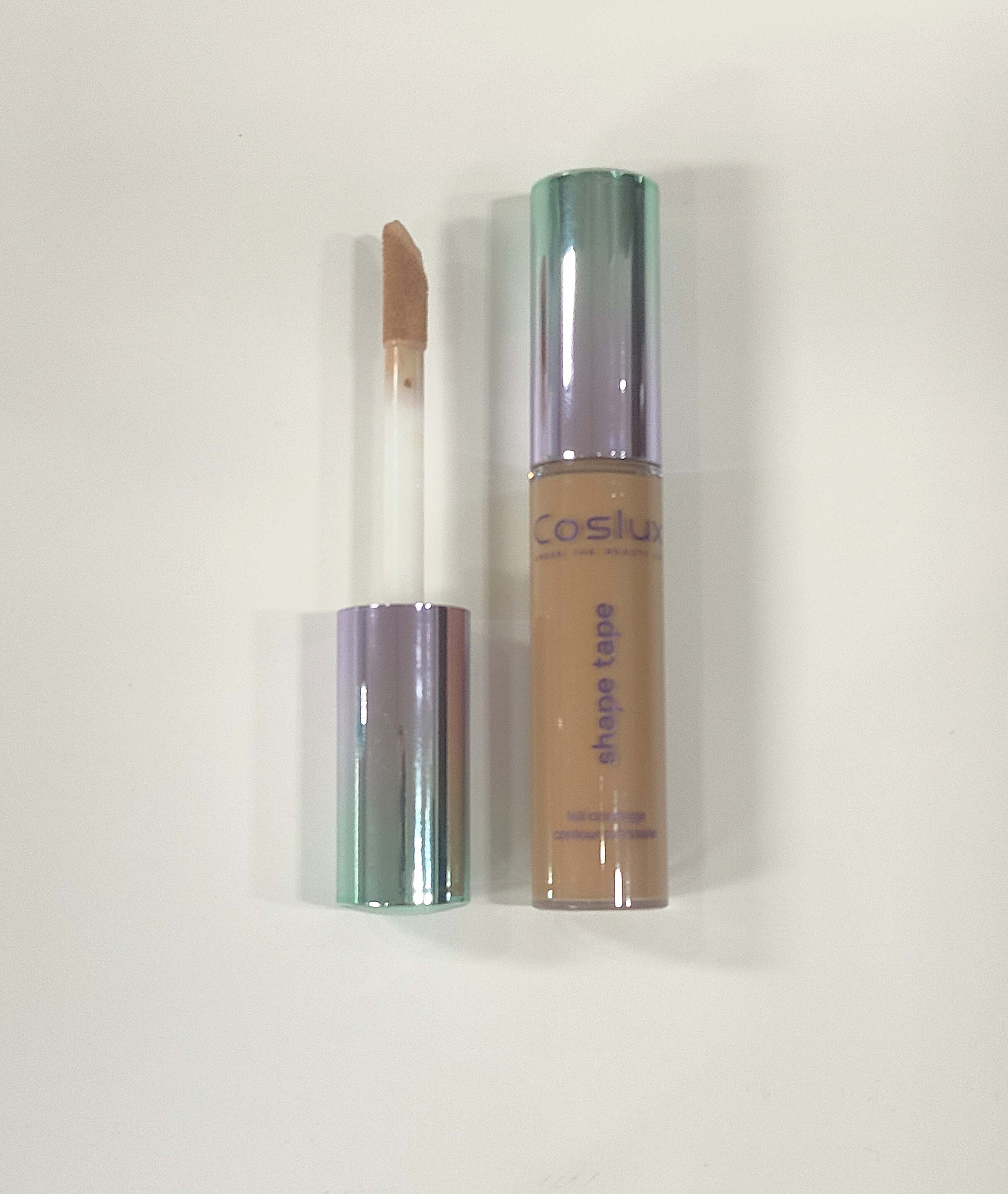 The Shaping Concealer features a high-coverage and waterproof formula that presents a natural matte finish, smoothing and brightening to create a lifting effect on the eyes. With a 12-hour anti-wrinkle formula, it offers a long-lasting finish without clumping or caking Specification image