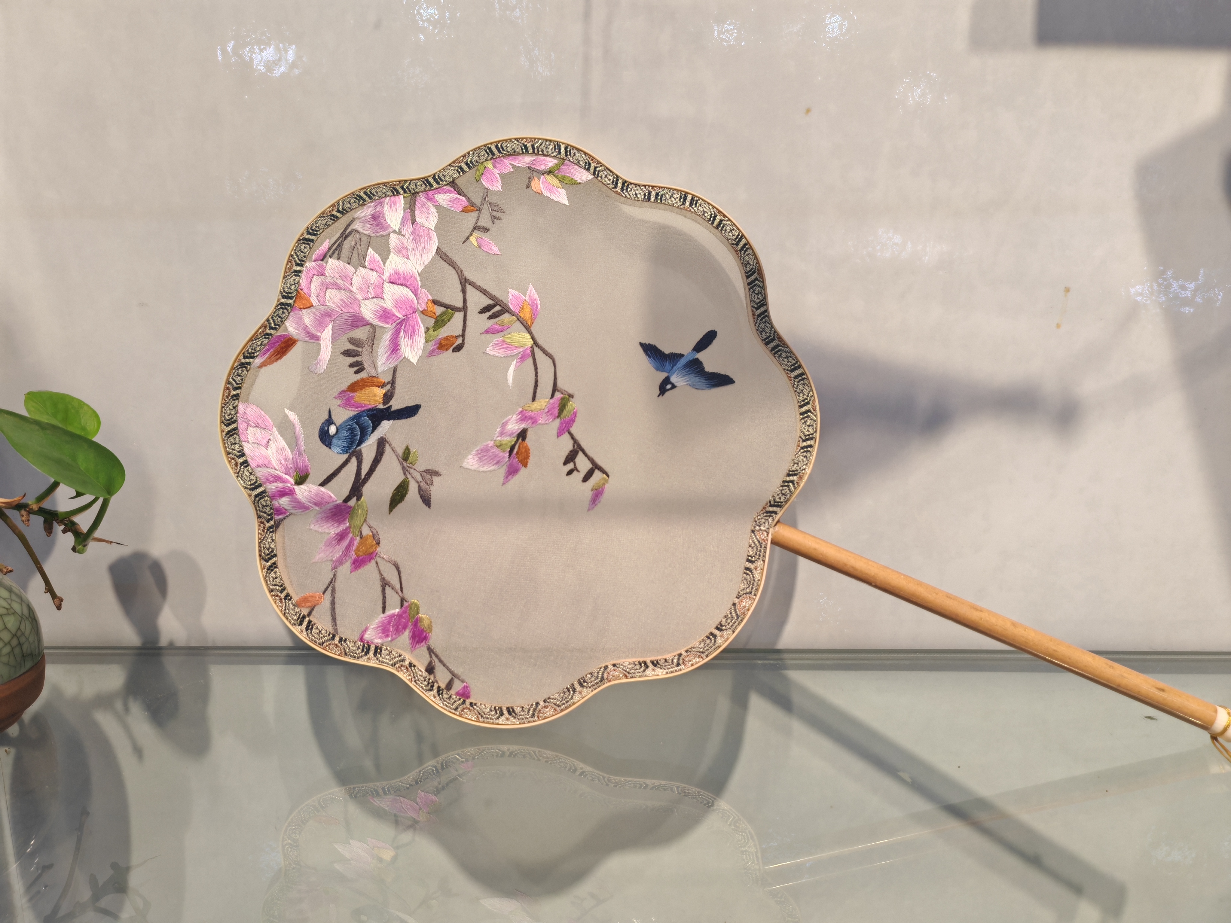 Inheriting the intangible cultural heritage techniques of Suzhou double-sided embroidery, creating folk handicrafts and creative gifts, handcrafting other traditional craft decorative items full image