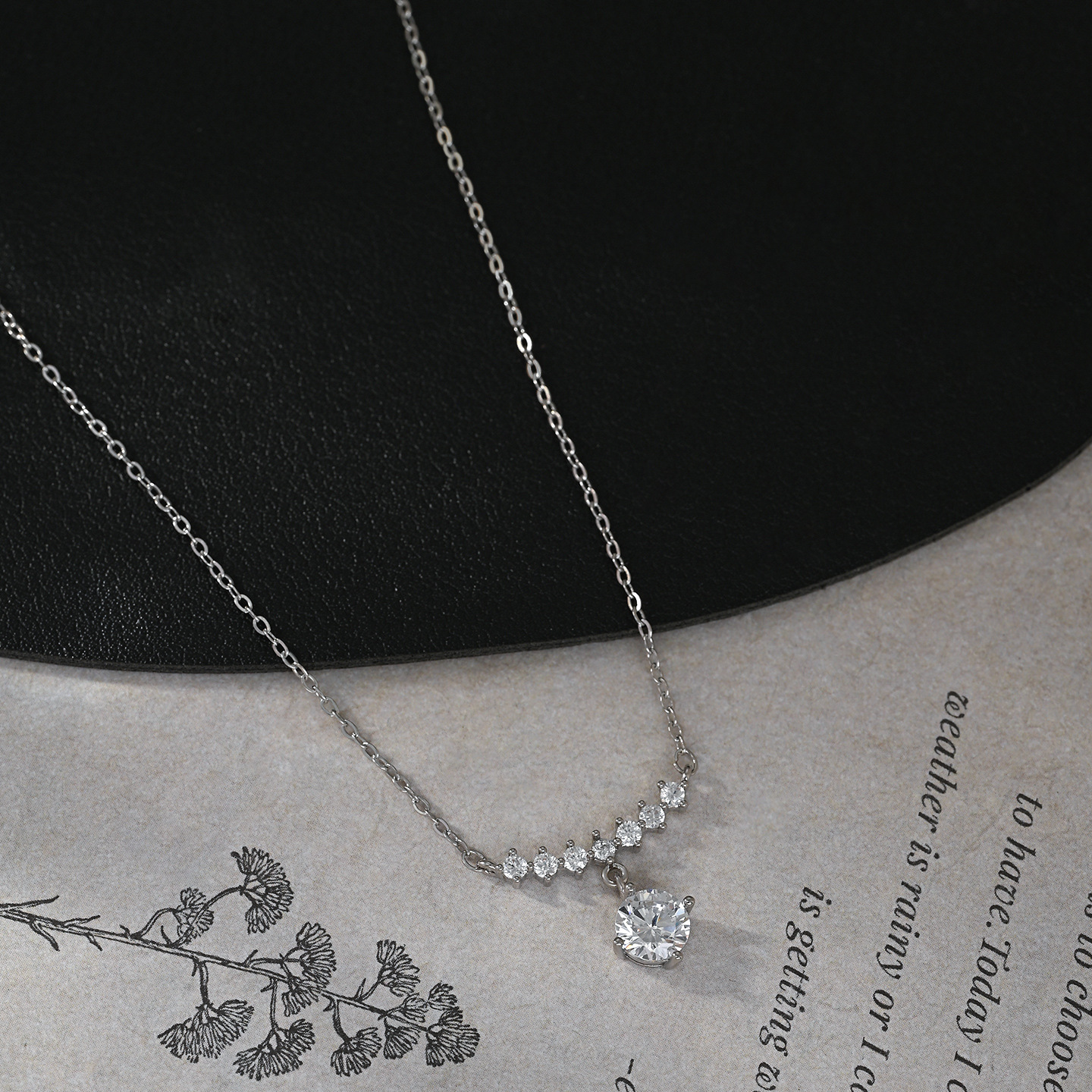 The new live-streaming bestseller is a high-end, elegant and luxurious one-shoulder necklace with a round pendant. It features a high-end design and is a versatile necklace for daily use details Picture