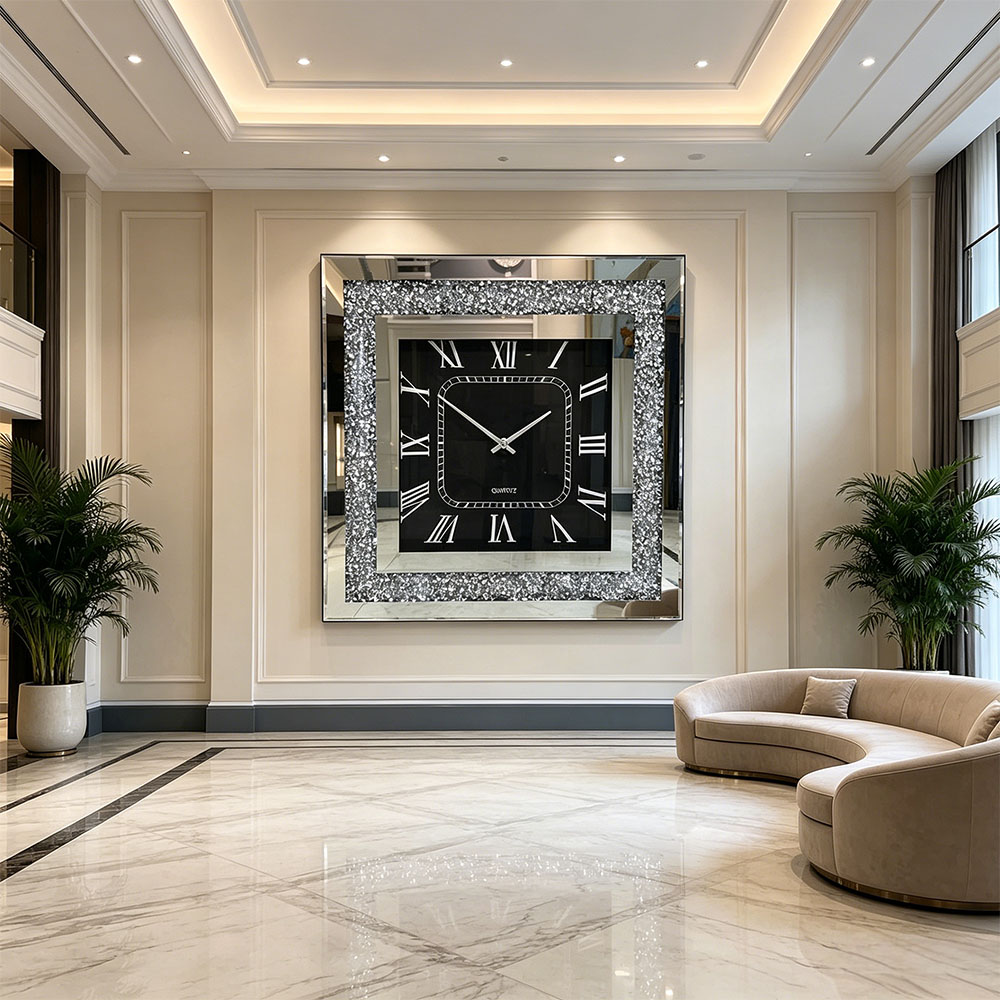 الساعة المزخرفة بالزجاج الفضي على الجانب السفلي من الرسم المربّع هي عبارة عن ساعة معلّقة في غرفة النوم في غرفة النوم في غرفة الرسم
