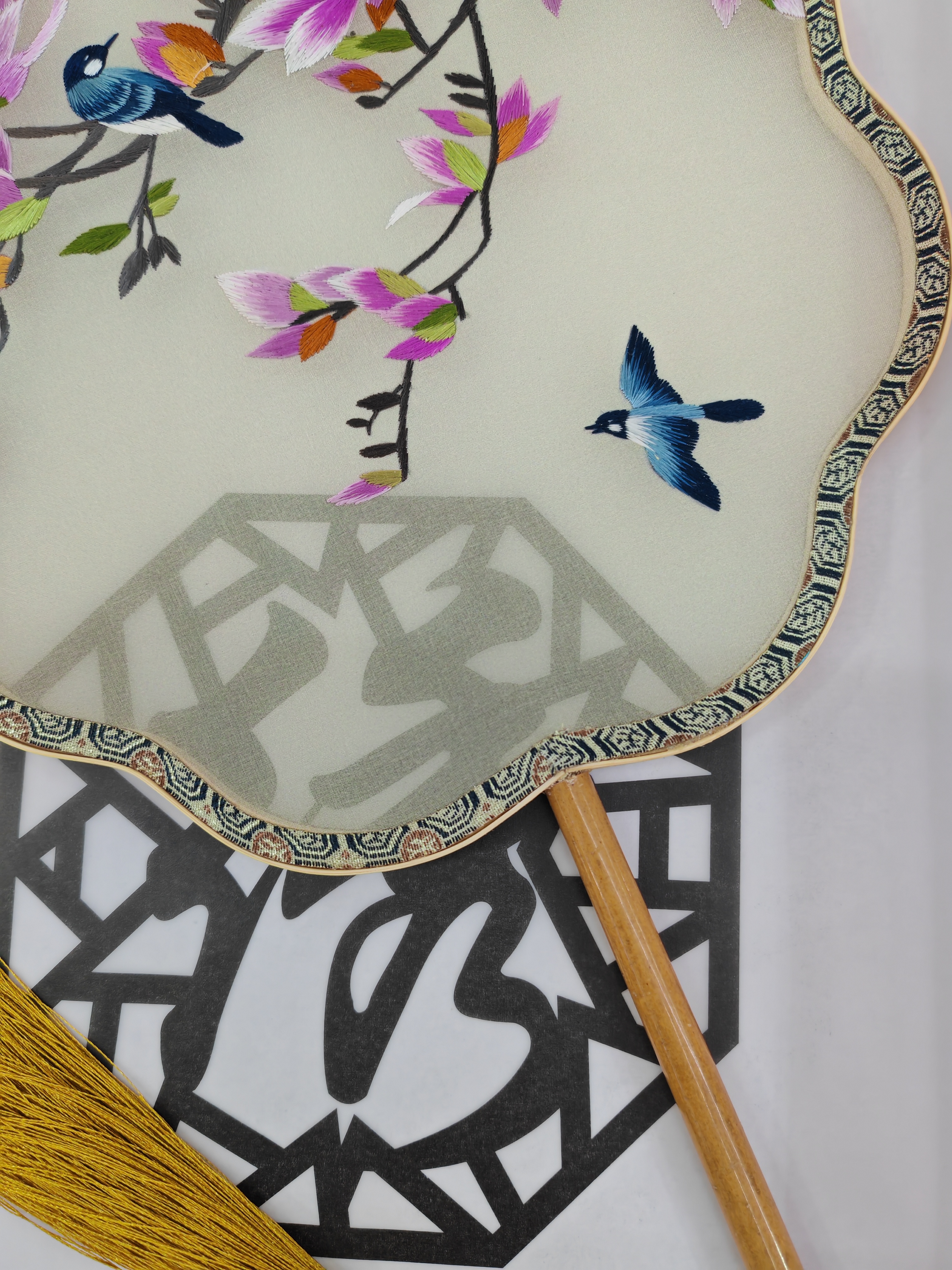 Inheriting the intangible cultural heritage techniques of Suzhou double-sided embroidery, creating folk handicrafts and creative gifts, handcrafting other traditional craft decorative items detail image 6