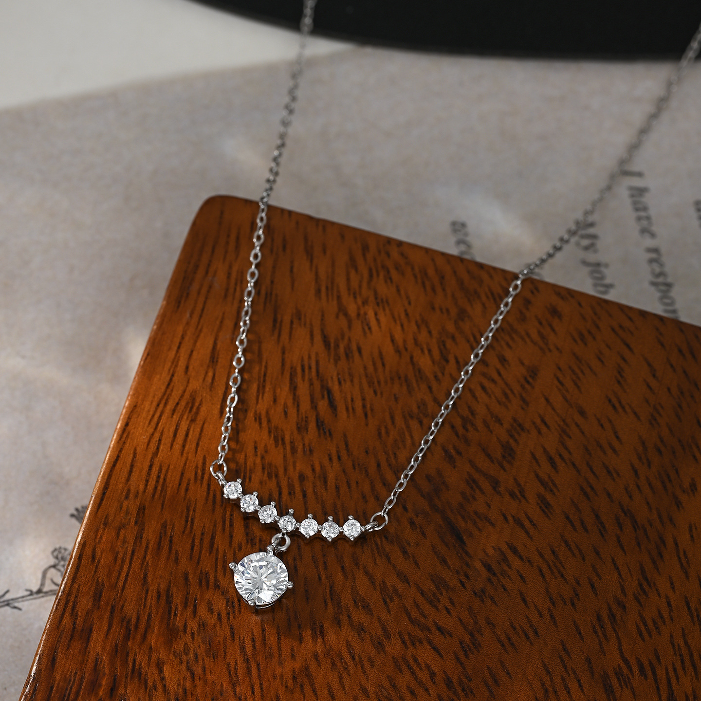 The new live-streaming bestseller is a high-end, elegant and luxurious one-shoulder necklace with a round pendant. It features a high-end design and is a versatile necklace for daily use Specification image
