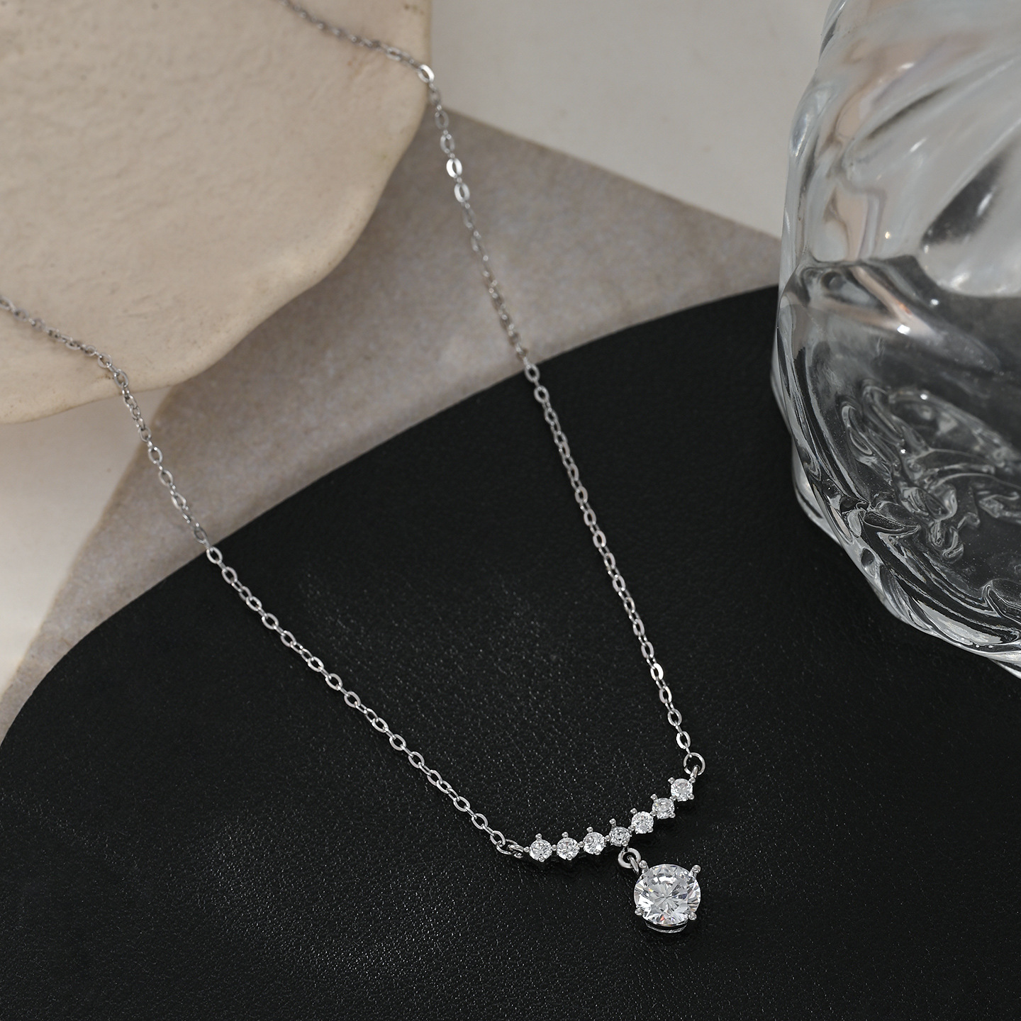 The new live-streaming bestseller is a high-end, elegant and luxurious one-shoulder necklace with a round pendant. It features a high-end design and is a versatile necklace for daily use Application Scenario