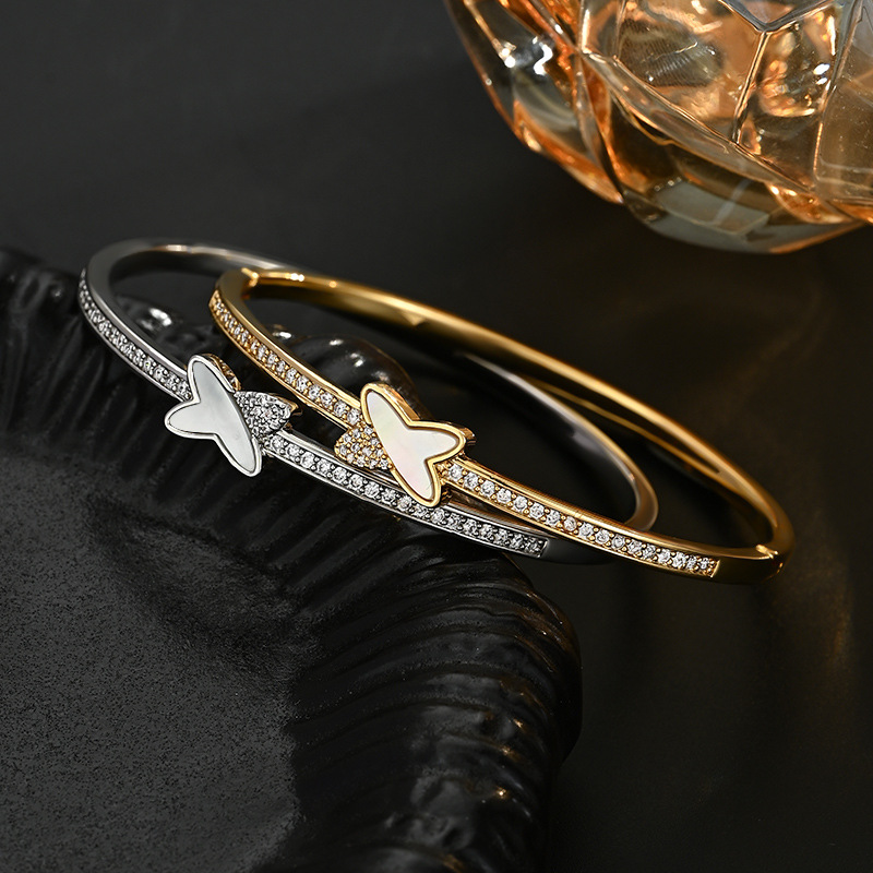 A luxurious and high-end gold electroplated bracelet with a fashionable, individual and simple four-leaf clover design that is versatile for daily use