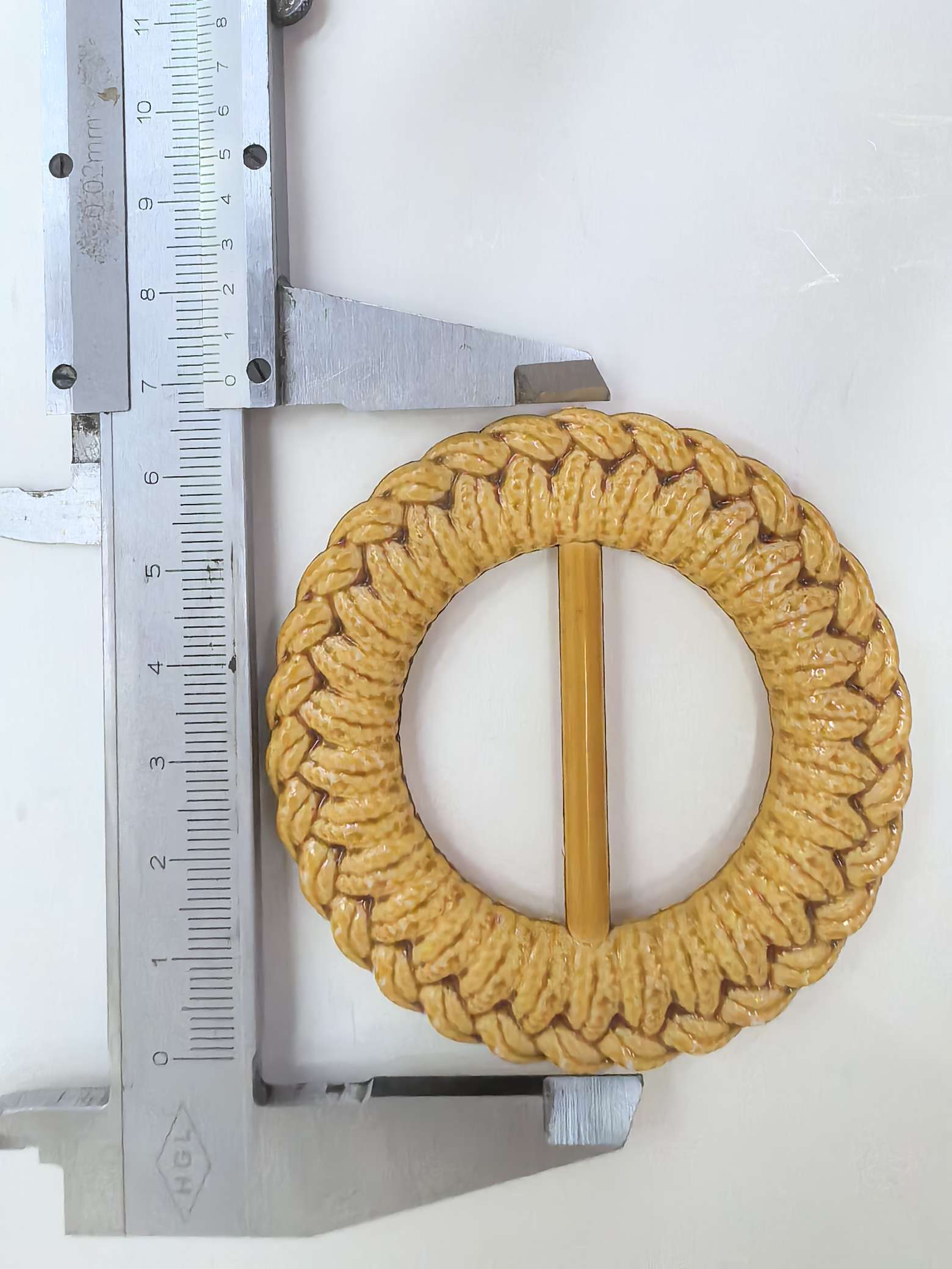 Factory direct sales of electroplated round plastic belt buckles for clothing accessories and one-piece decorative buckles. The price can be negotiated at the store details Picture