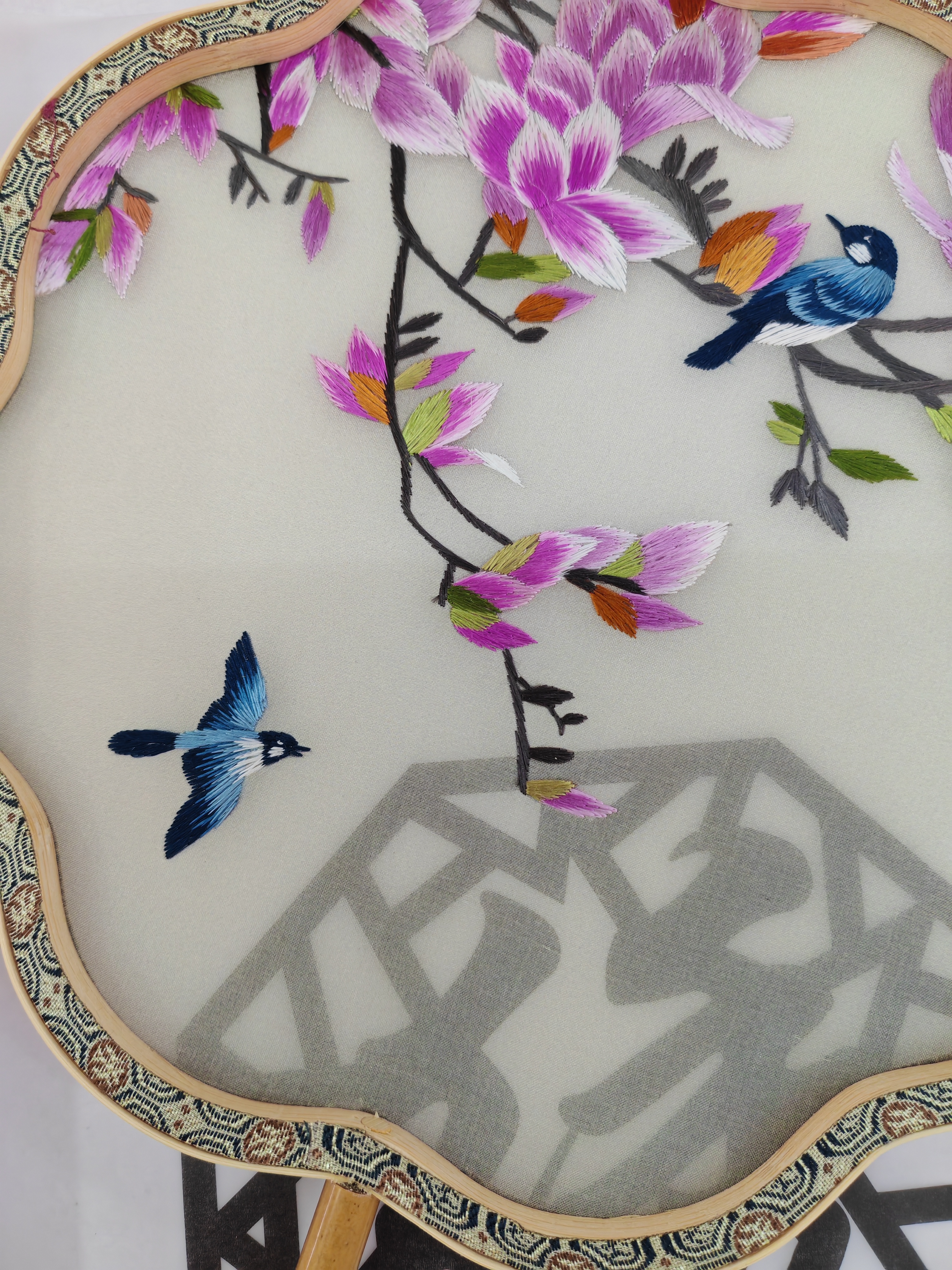Inheriting the intangible cultural heritage techniques of Suzhou double-sided embroidery, creating folk handicrafts and creative gifts, handcrafting other traditional craft decorative items details Picture